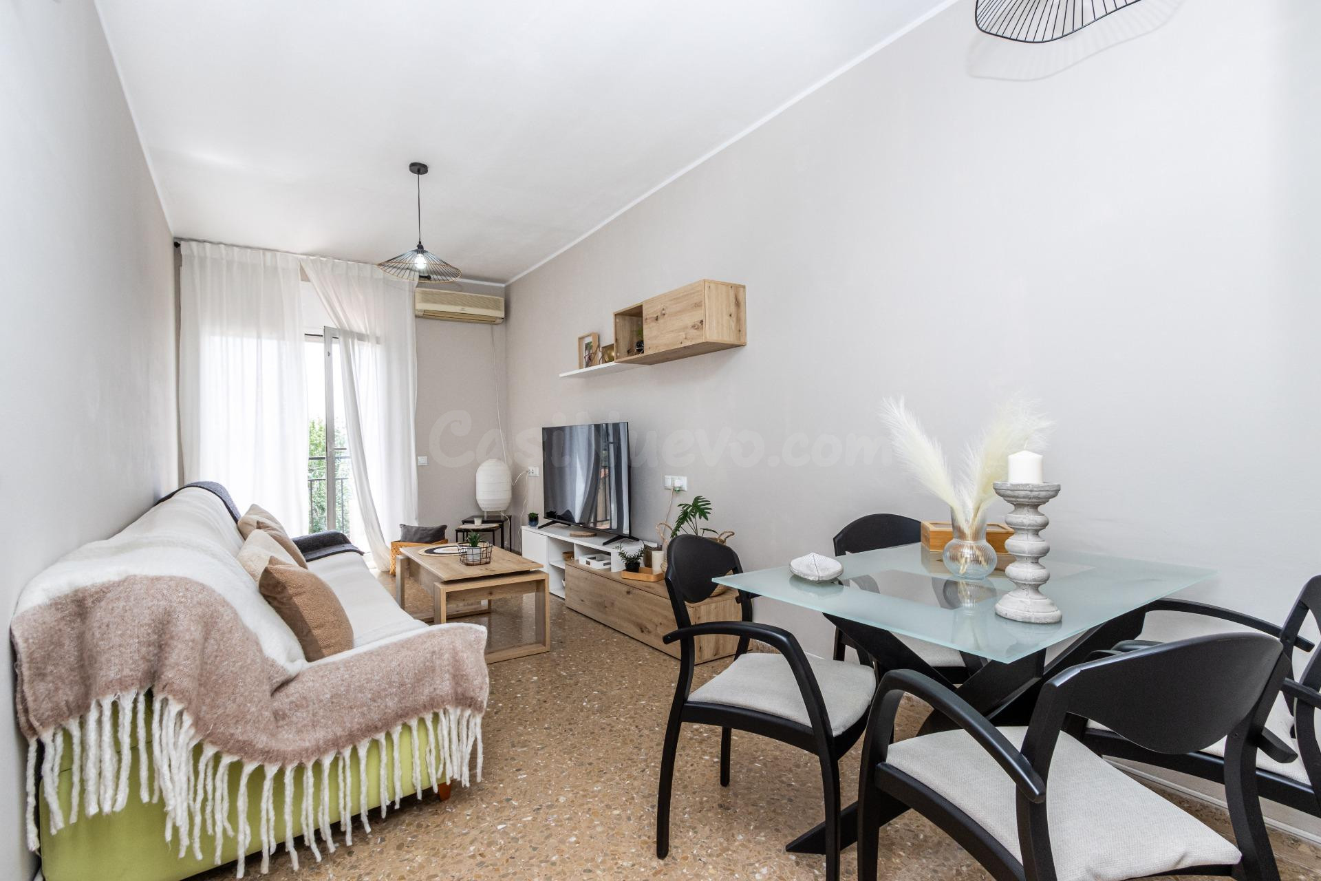 BON PIS AMB DOS BALCONS I TERRASSA EN UNA FINCA DE NOMÉS DOS VEÏNS A POBLENOU