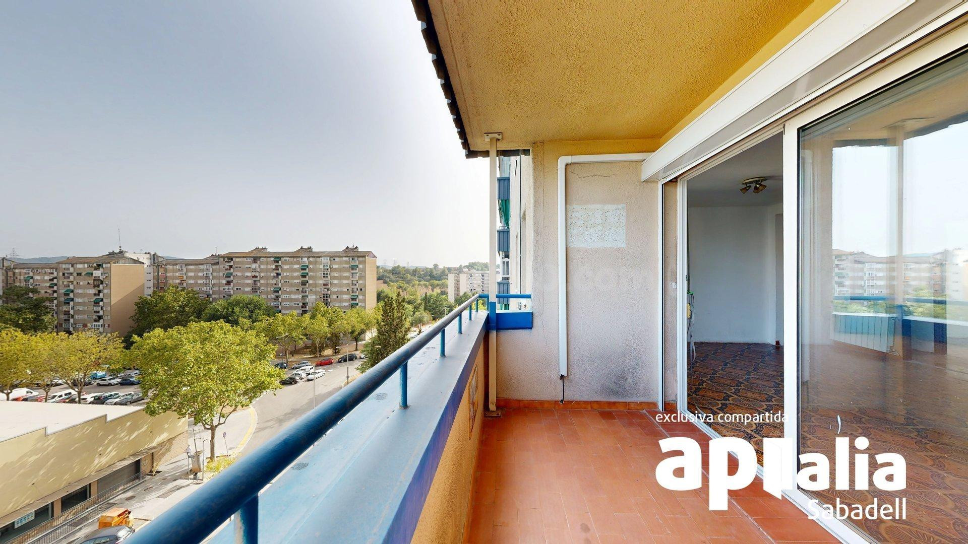 PIS AMB 4 HABITACIONS, BALCÓ I ASCENSOR EN UNA PLANTA ALTA A BADIA DEL VALLÈS