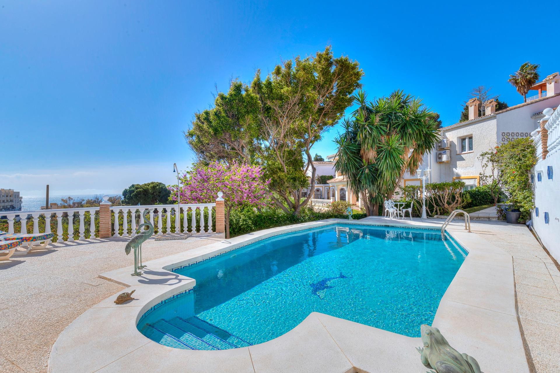 LUMINOSA VILLA CON VISTAS AL MAR EN TORREBLANCA, PISCINA Y GARAJE