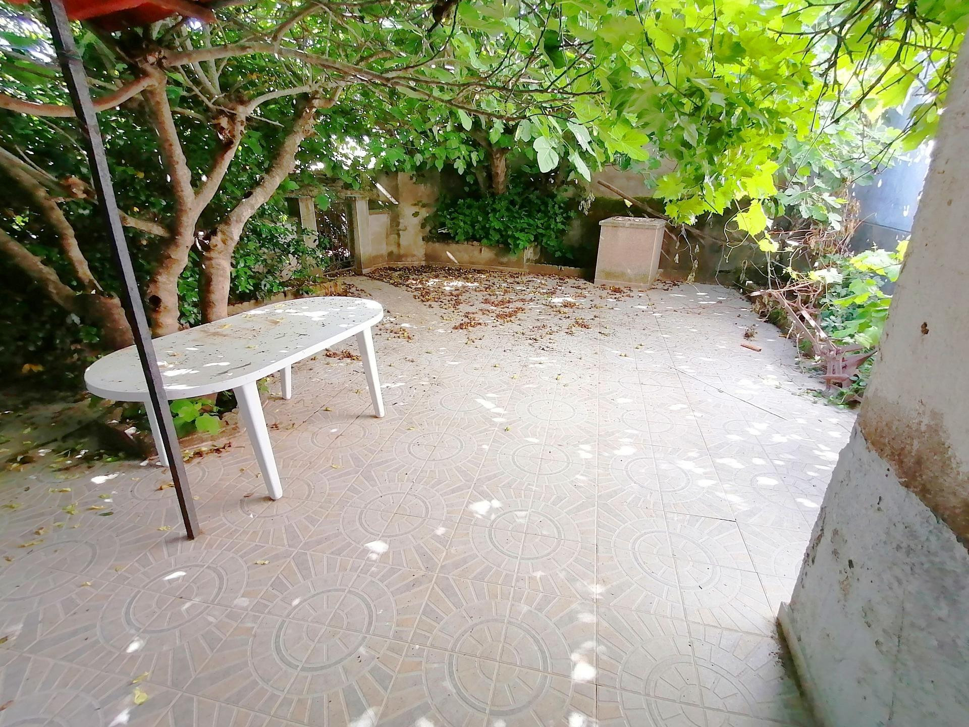 Amplia Casa  con Gran Patio en Hinojal Ideal para Reformar - - foto 2