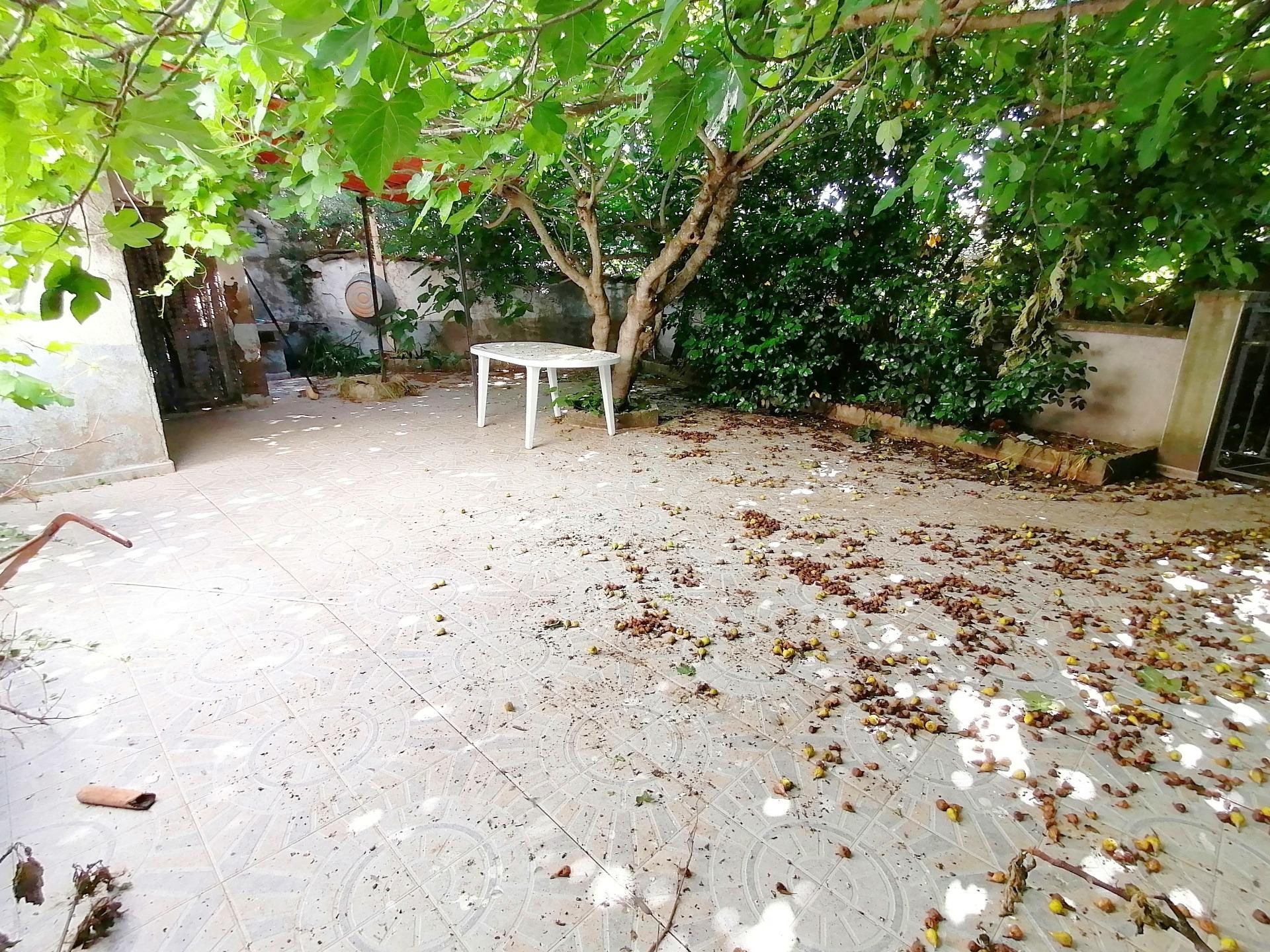 Amplia Casa  con Gran Patio en Hinojal Ideal para Reformar - - foto 3