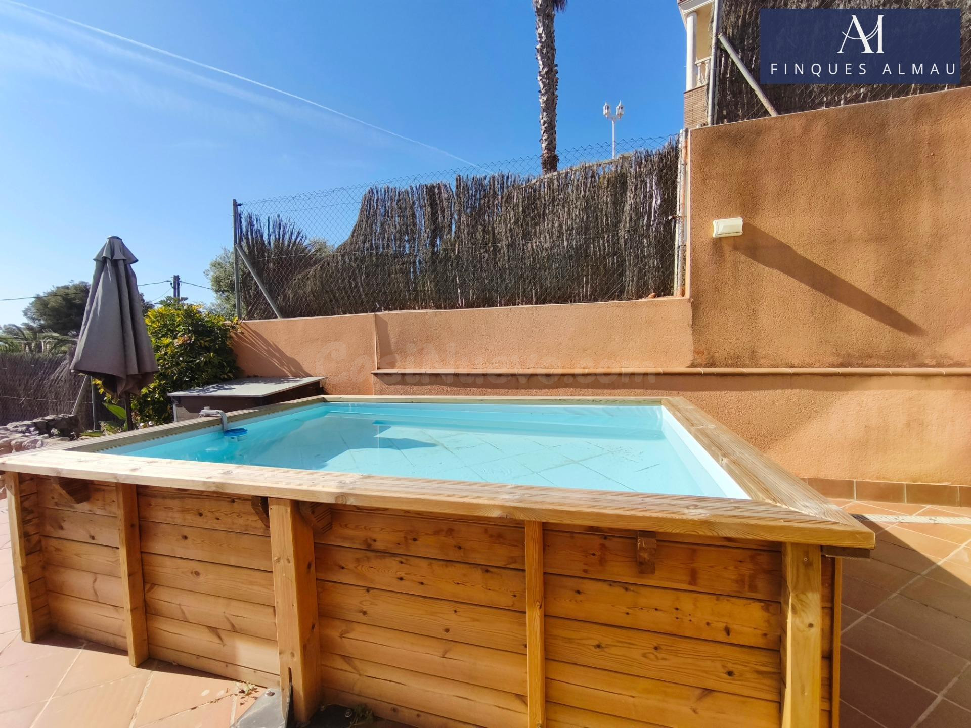 Exclusivo Chalet en Cubelles con Piscina y Amplio Terreno - foto 2