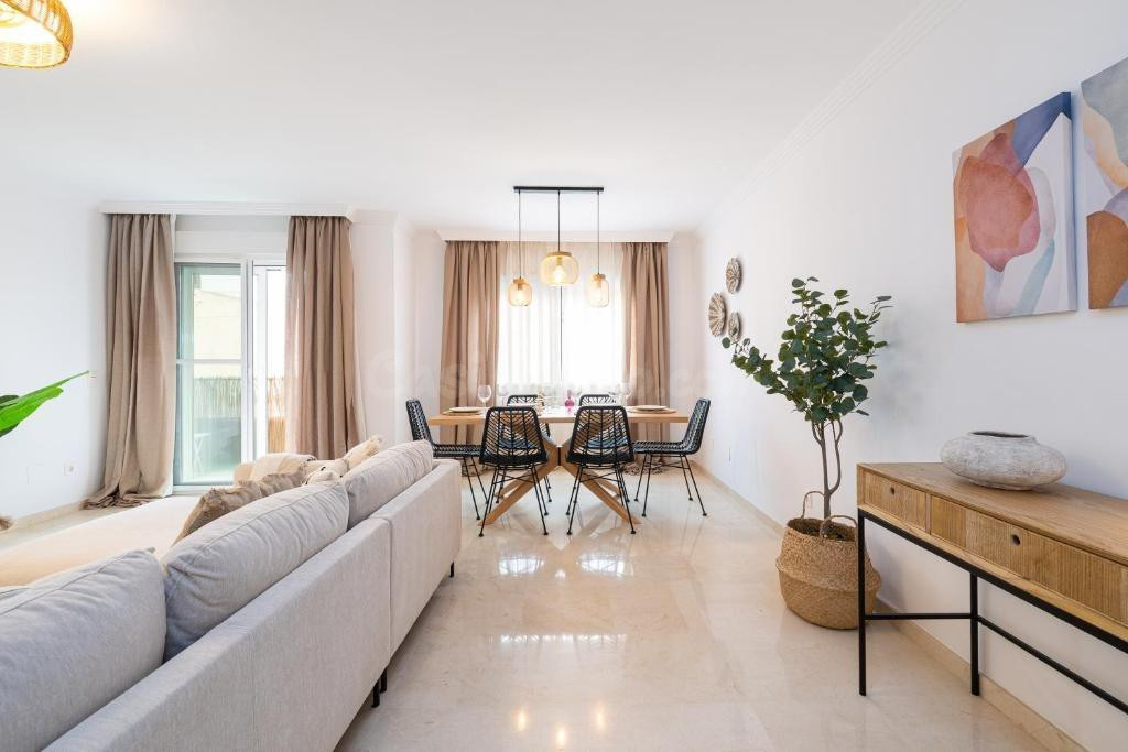 PISO DE 140 m2 EN PLENO CENTRO DE FUENGIROLA. LICENCIA VACAC - foto 2
