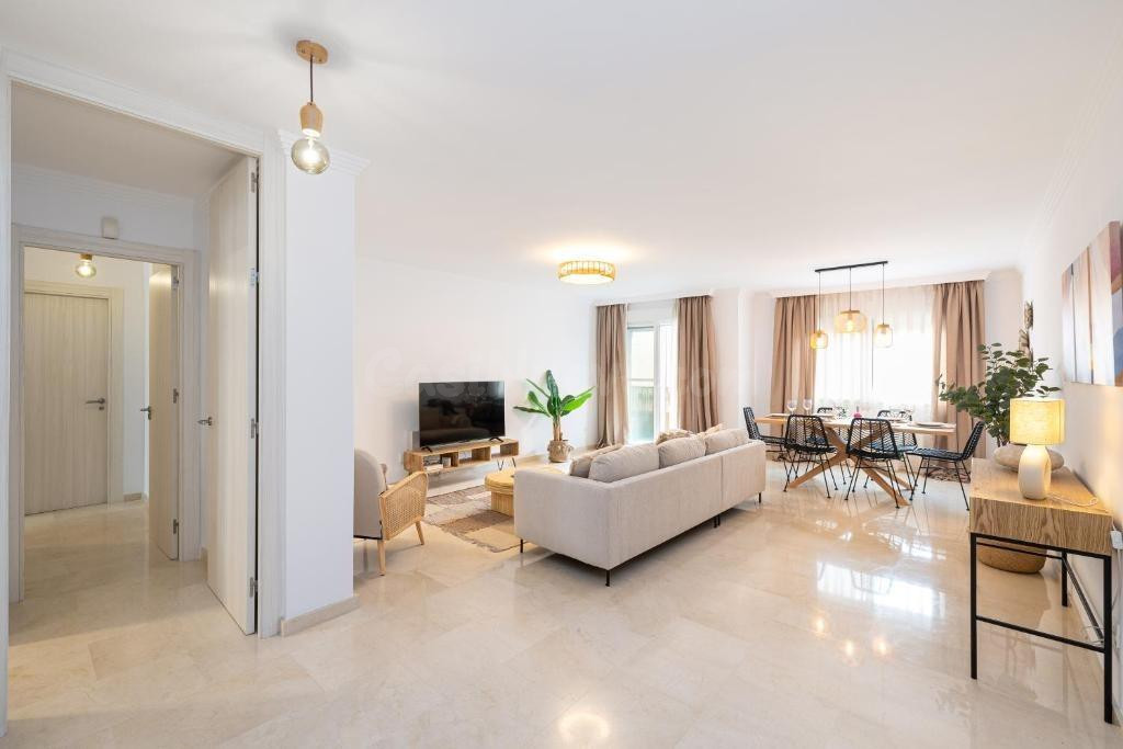 PISO DE 140 m2 EN PLENO CENTRO DE FUENGIROLA. LICENCIA VACAC - foto 3