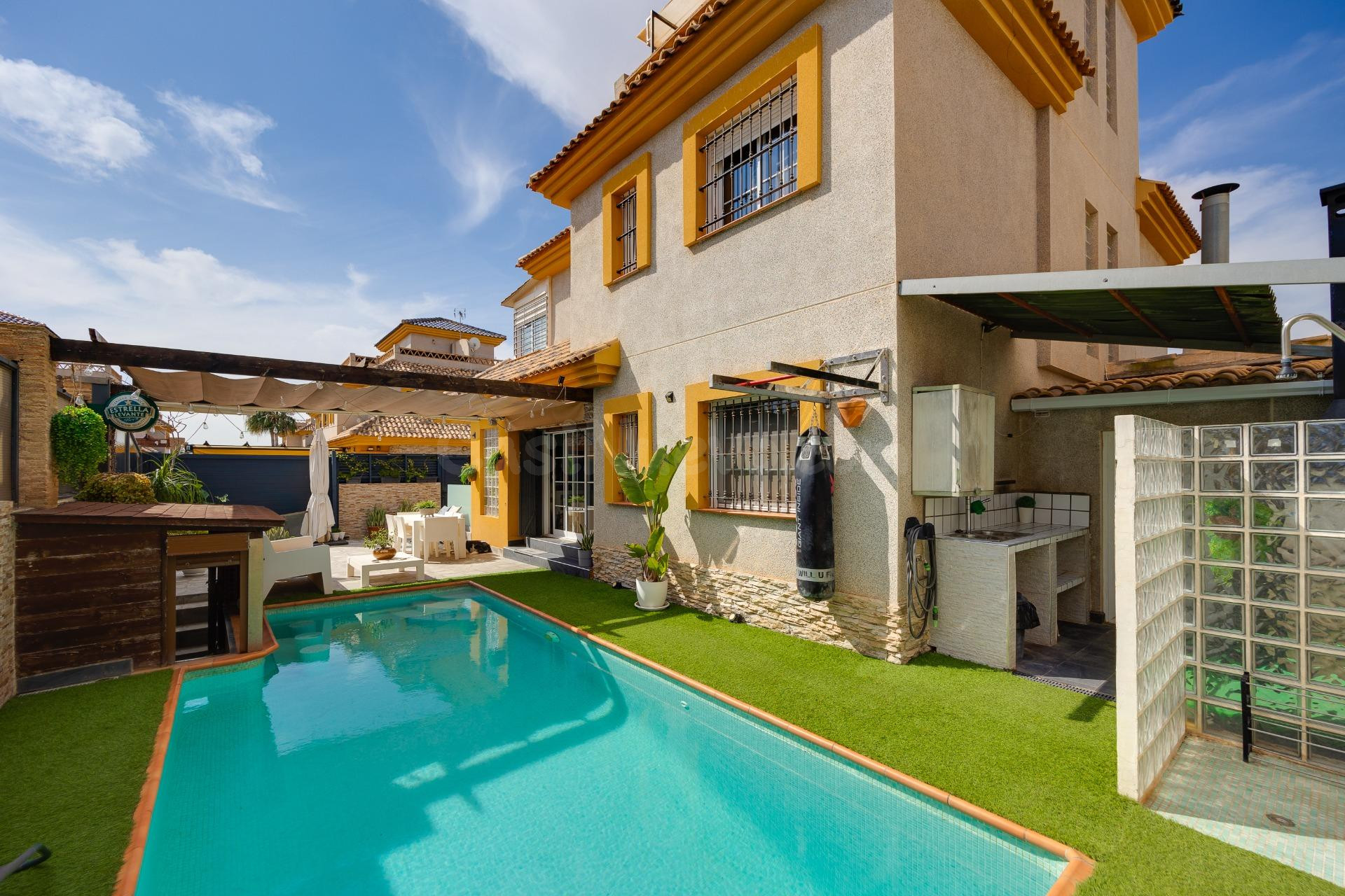 ¡OPORTUNIDAD! Chalet de 3 dormitorios con PISCINA PRIVADA y SOLARIUM CON VISTAS DESPEJADAS