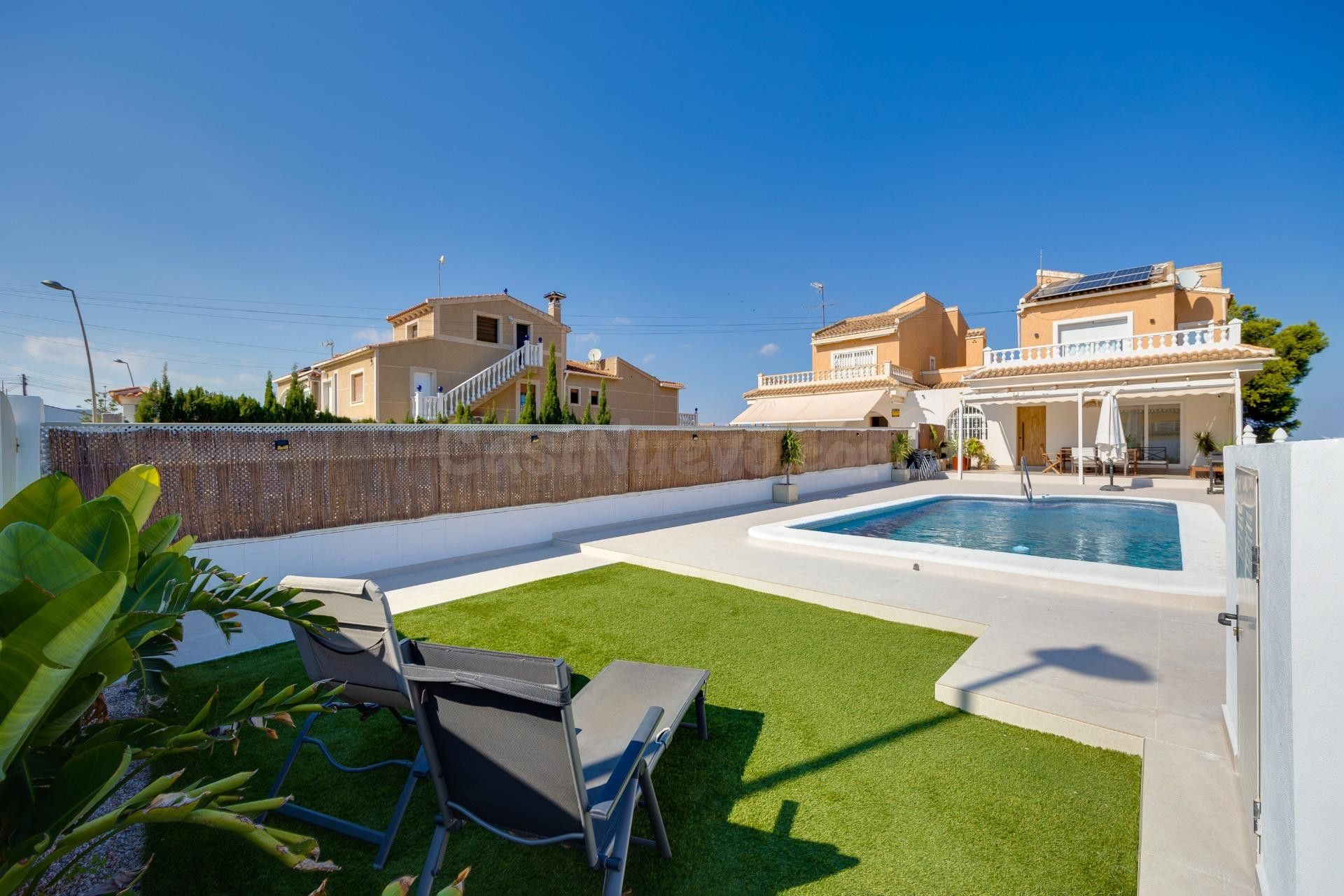 ¡ALQUILER LARGA TEMPORADA! CHALET REFORMADO CON VISTAS DESPEJADAS Y PISCINA PROPIA