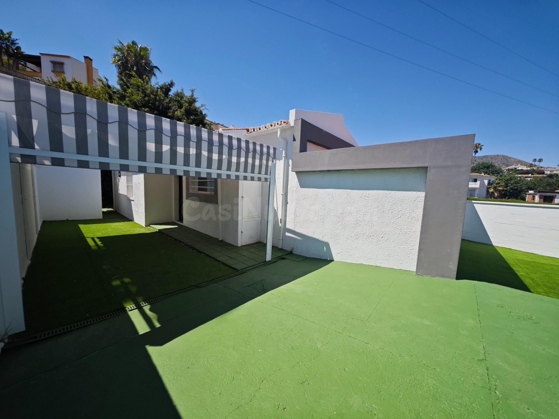 Villa en Torreblanca urbanización con piscina de una sola planta y con acceso de vehículos