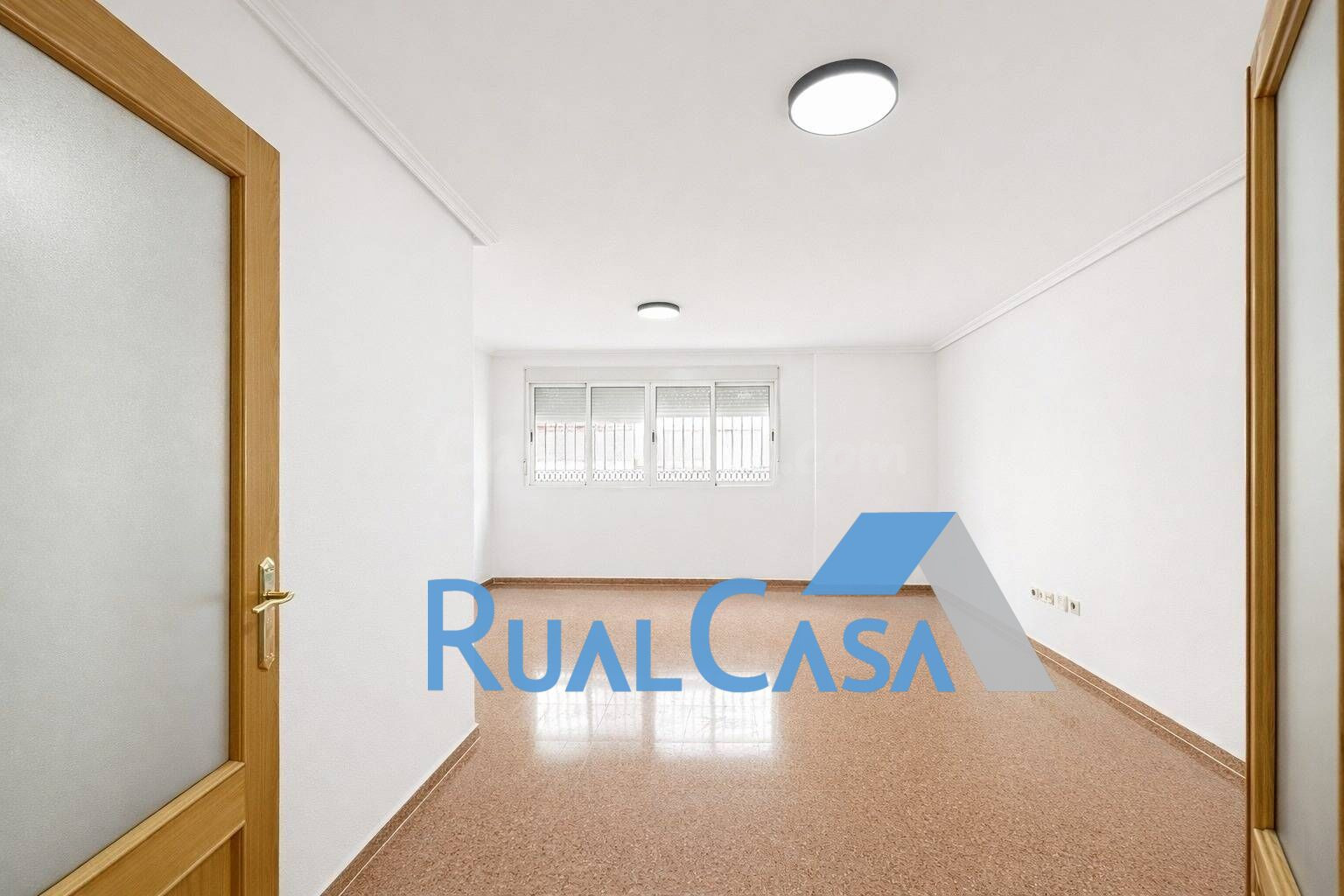 Piso bajo en pleno centro con 2 patios y garaje. ✨
