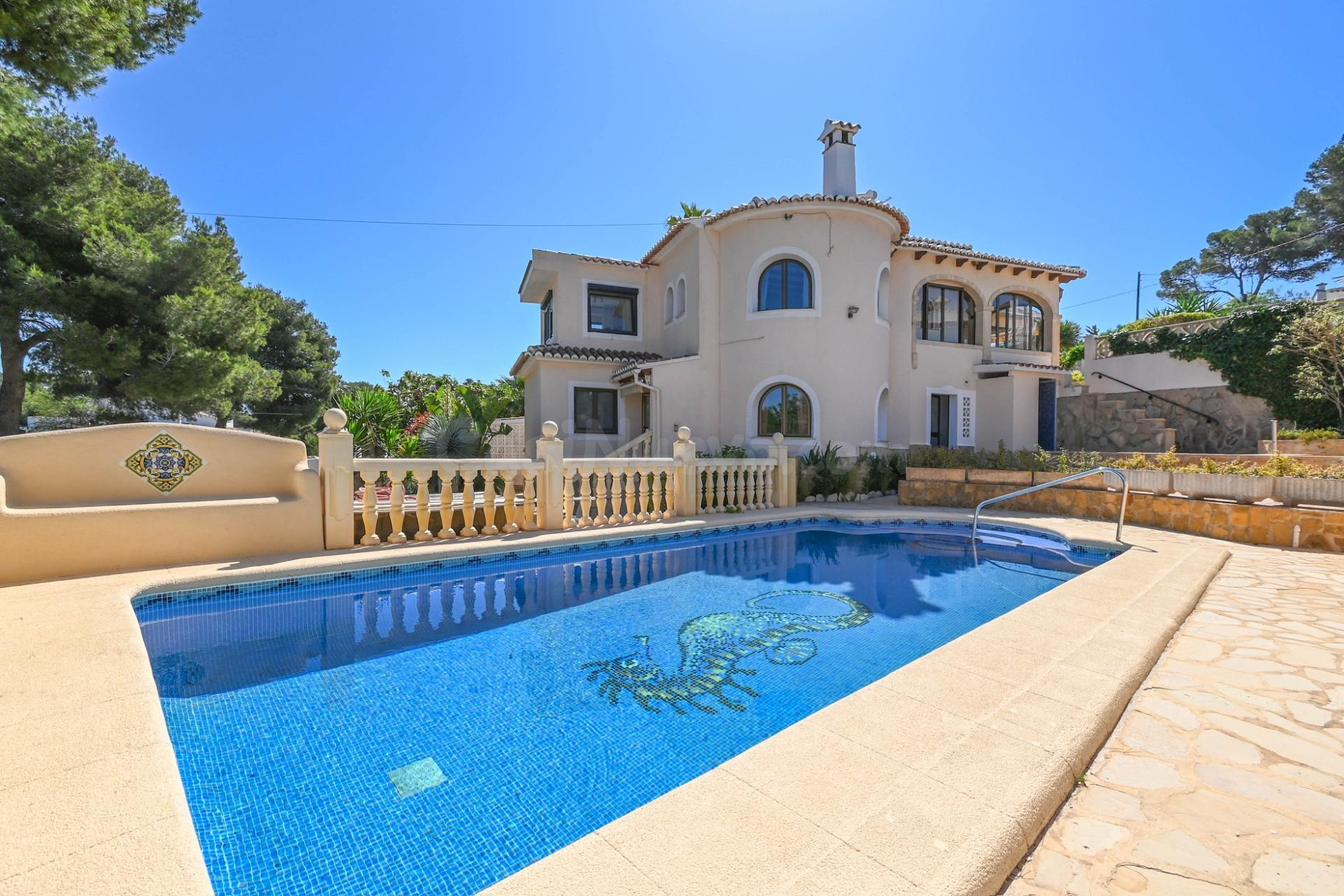 Villa mediterránea + appartamento  en Granadella