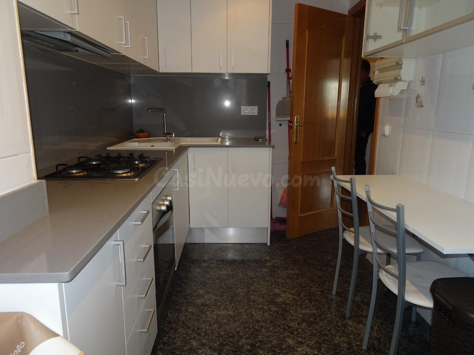 Piso de 3 habitaciones con 2 balcones e inquilino solvente e - foto 3