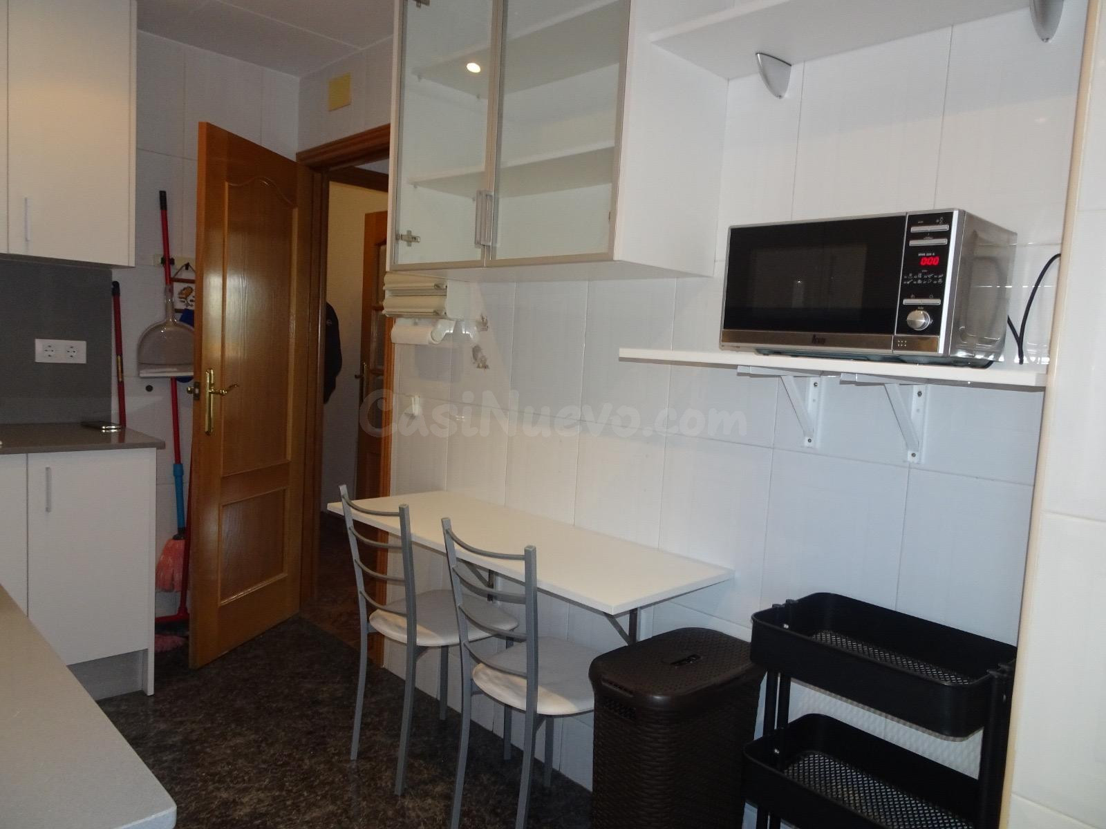 Piso de 3 habitaciones con 2 balcones e inquilino solvente e - foto 4