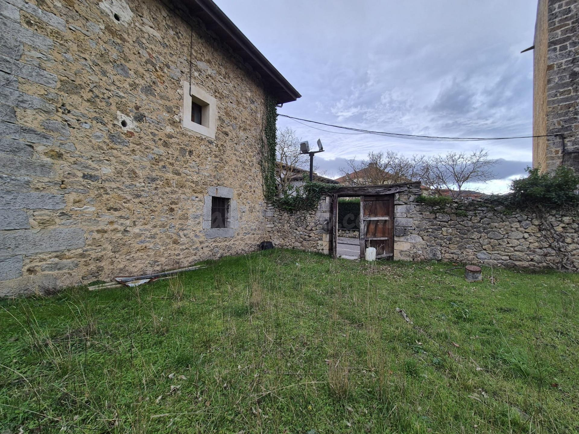 EN VENTA CASA CON JARDÍN EN EL CENTRO DE VILLASANA DE MENA - foto 2