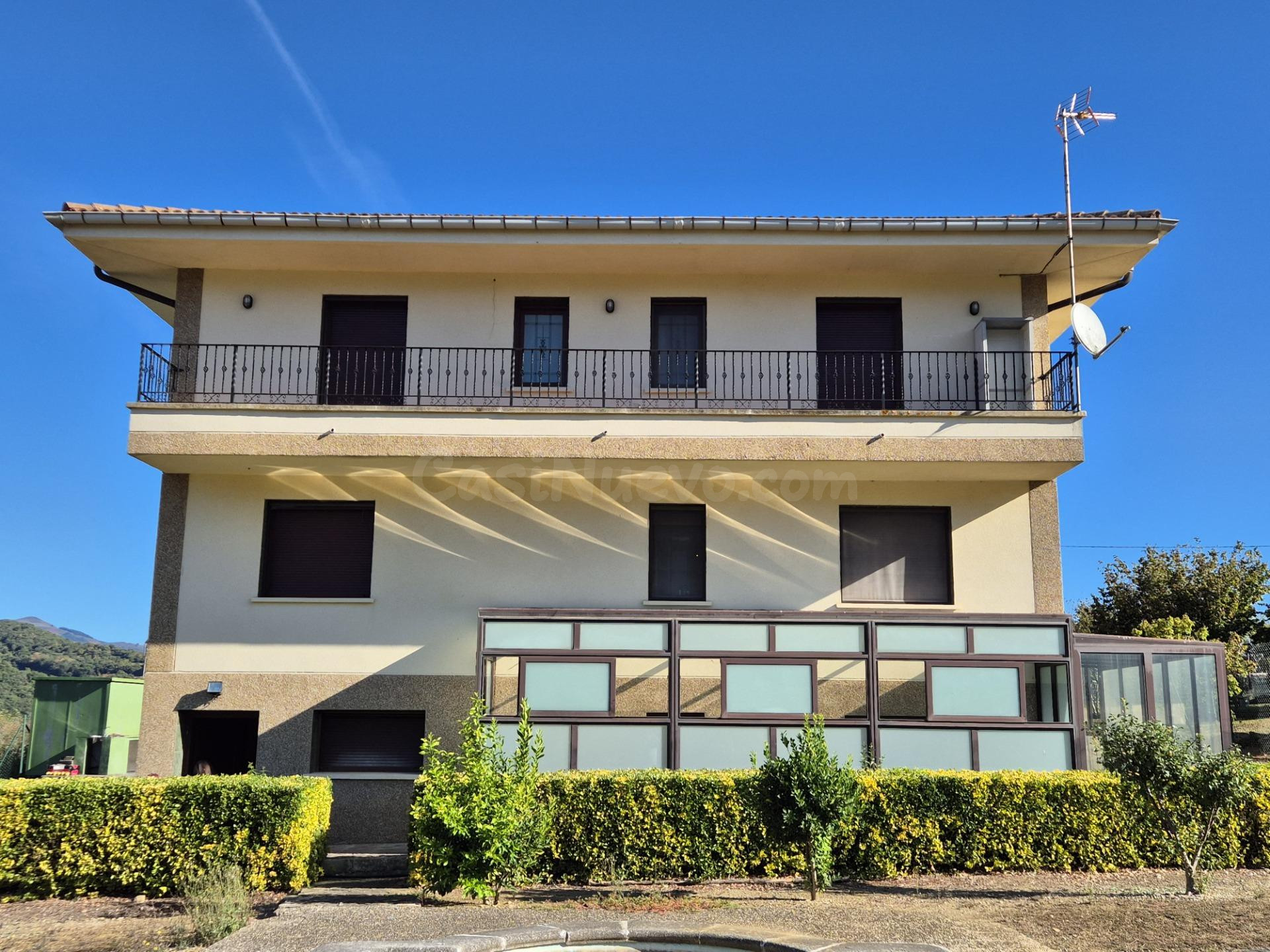 Espectacular Casa en Valle de Mena con Piscina y Viñedos por