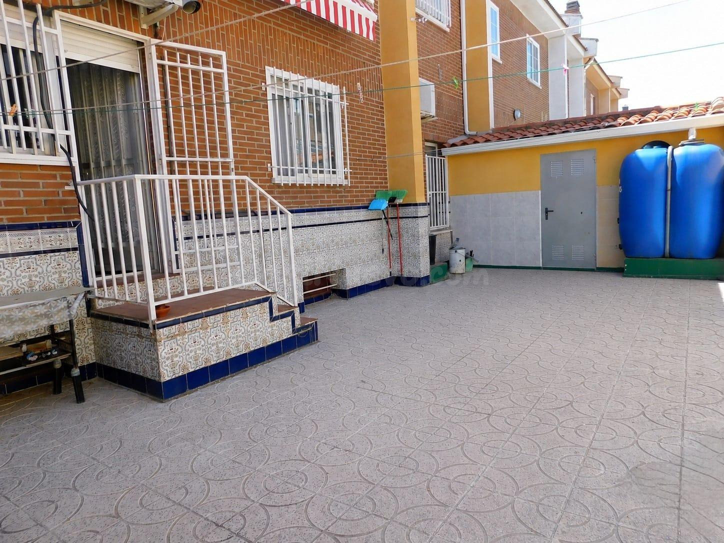 Chalet Adosado en zona Ctra. Ugena, de 5 Dormitorios 3 baños - foto 2