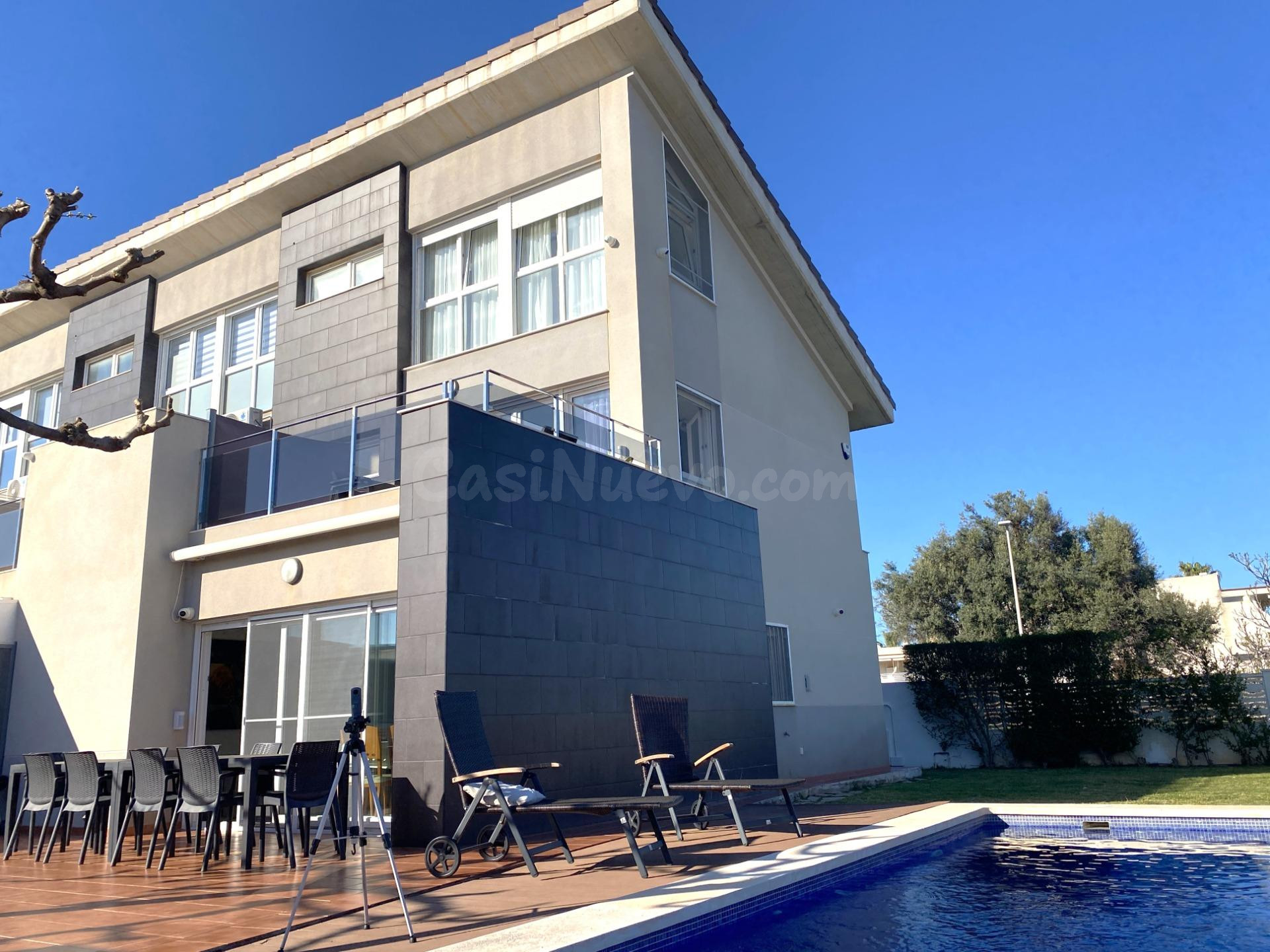 IMPRESIONANTE CASA EN PRIMERA LÍNEA CON VISTAS AL MAR, PISCINA Y AMPLIA PARCELA ESQUINERA