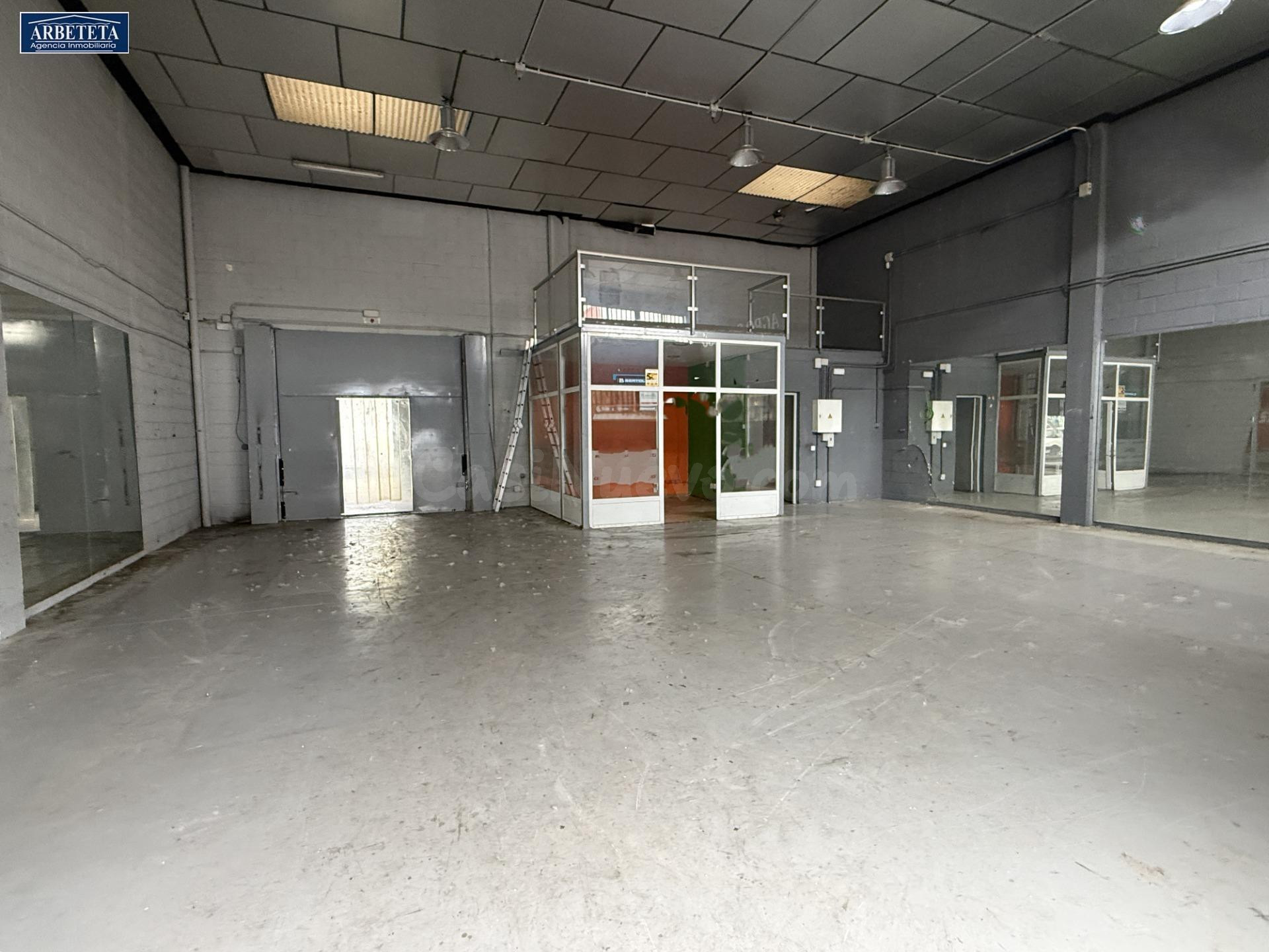 Agencia Inmobiliaria Arbeteta, ALQUILA nave. - foto 2