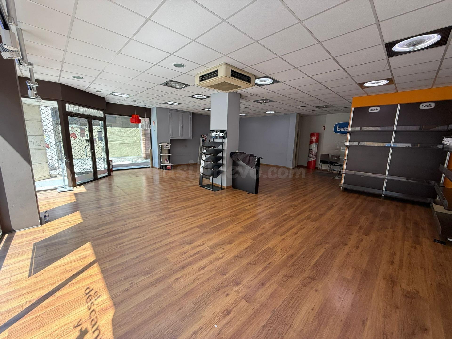 Local comercial en esquina con fachada acristalada y gran im - foto 3