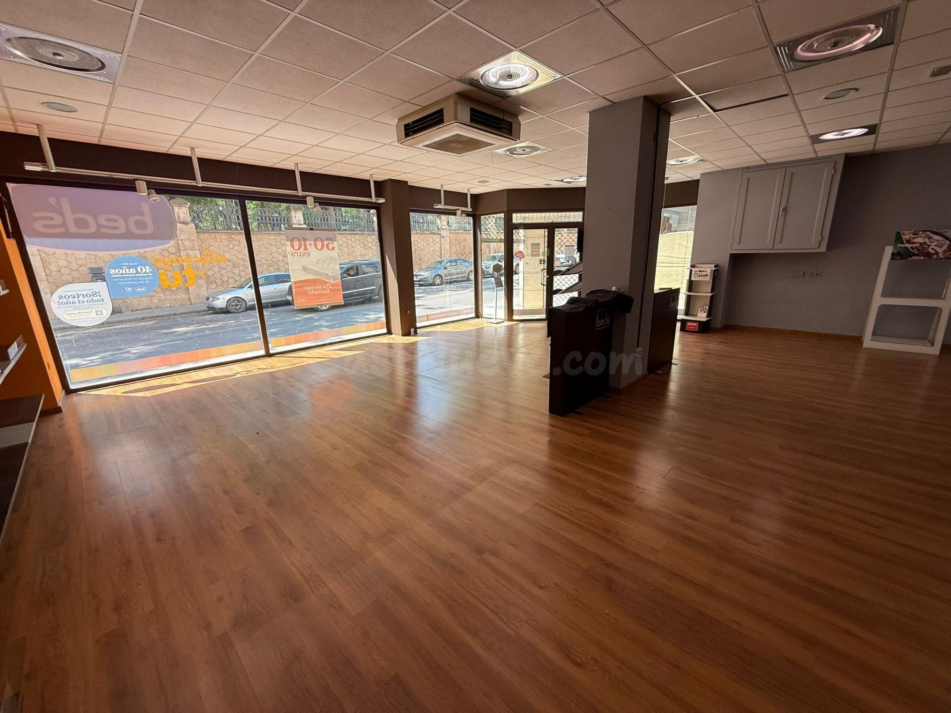 Local comercial en esquina con fachada acristalada y gran im - foto 4