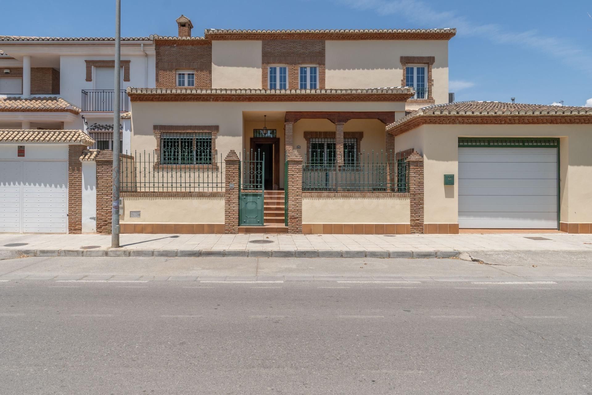 VENTA DE AMPLIO Y EXCLUSIVO CHALET INDEPENDIENTE EN -- SANTA FE - GRANADA