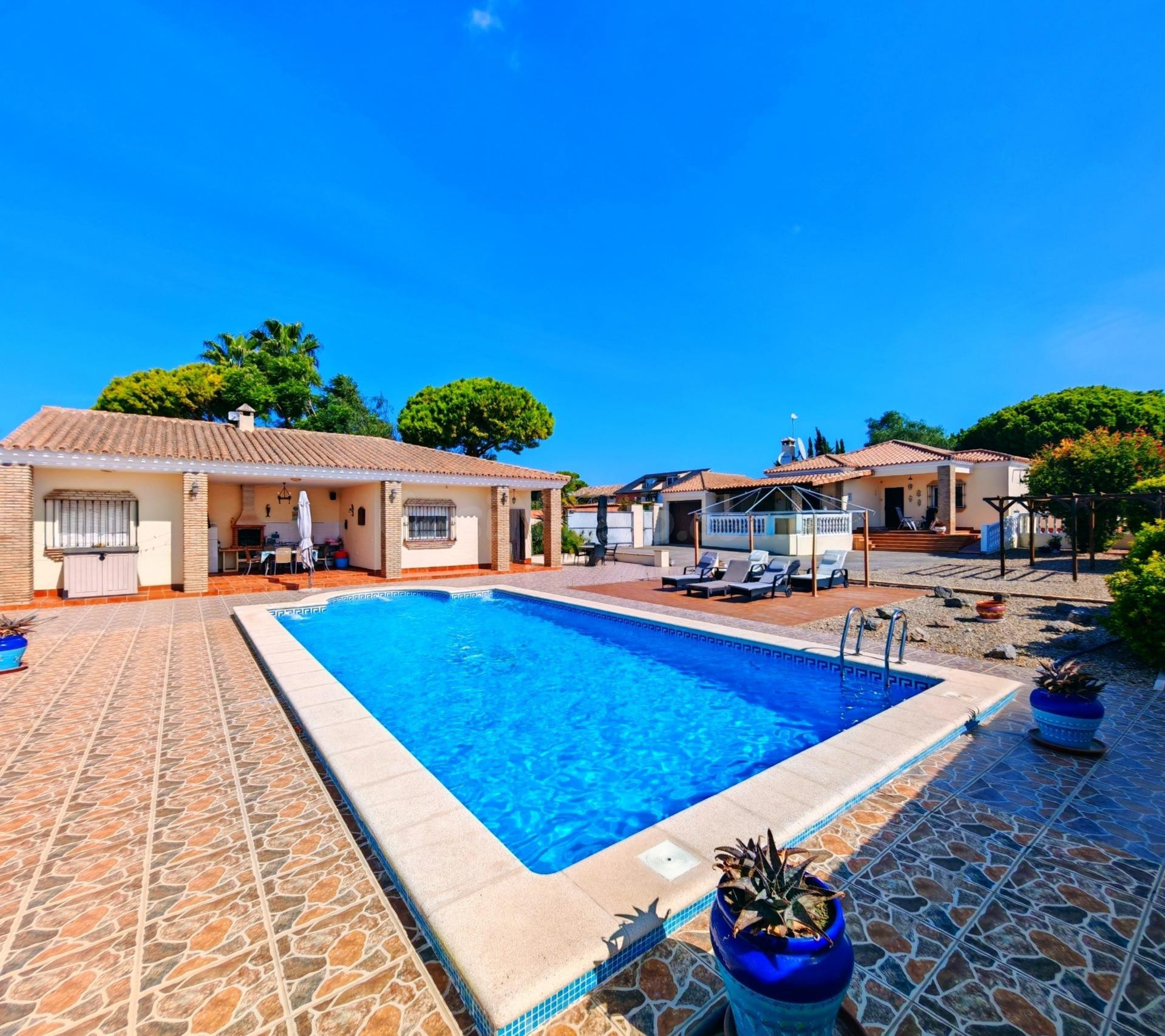 CHALET INDEPENDIENTE CON PISCINA, 1.200 M2 DE PARCELA Y MÚLTIPLES POSIBILIDADES EN LAS LAGUNAS DE CAMPANO