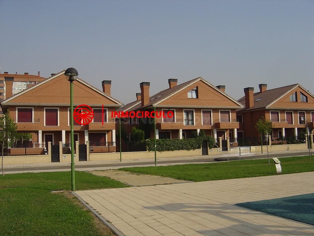 Exclusivo Chalet Pareado Junto al HUBU: Tu Oasis Urbano en Burgos