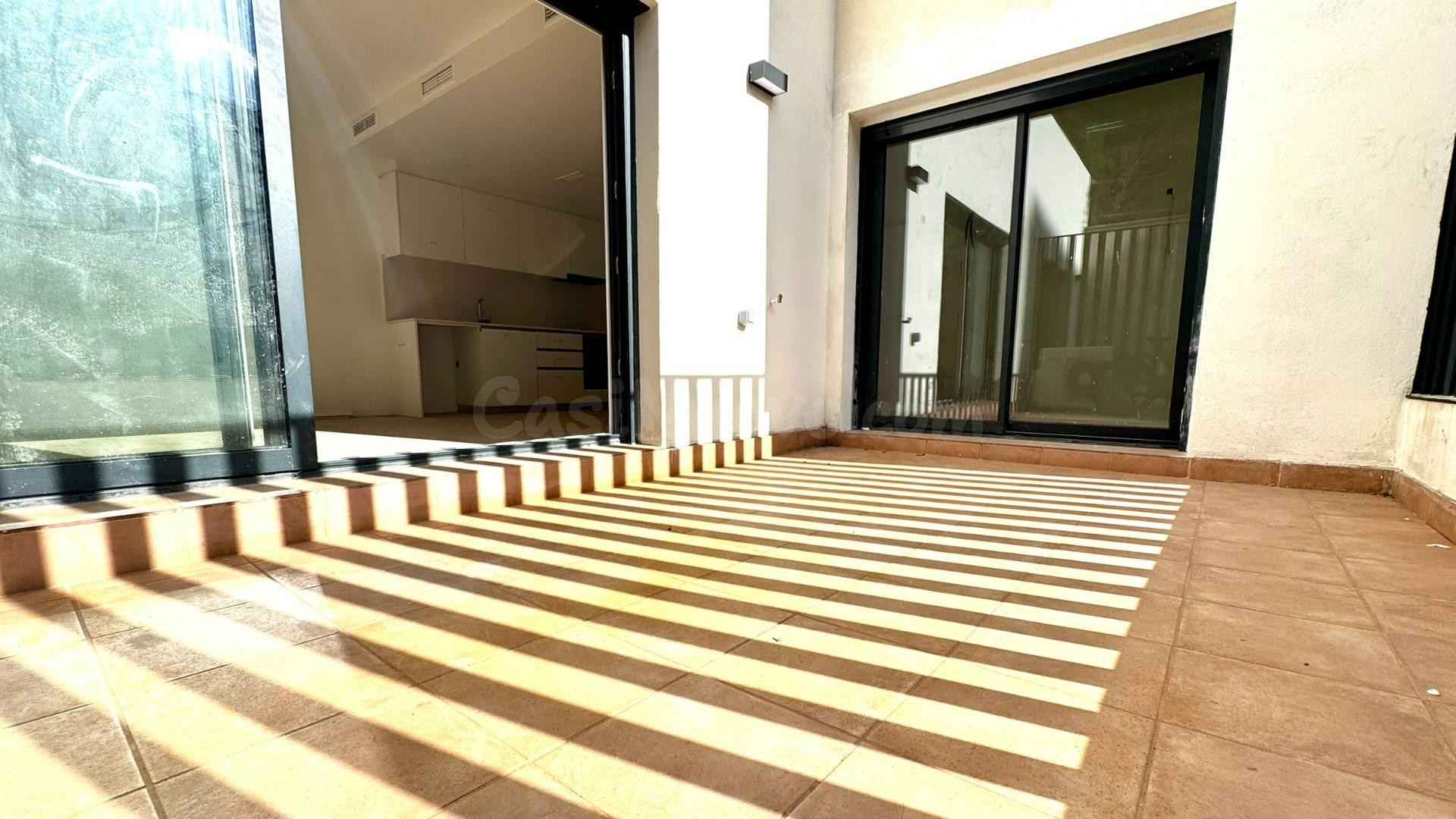 Entrega inmediata – Planta baja de obra nueva con terraza en El Carmel, Barcelona.