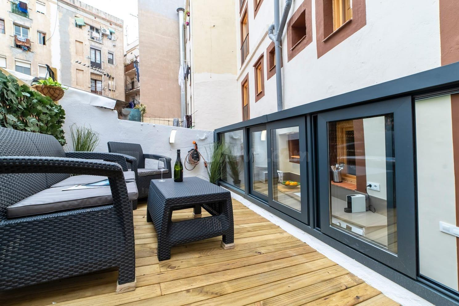 Piso de diseño con terraza privada y ascensor en el Raval – Alquiler temporal (31 días a 12 meses)