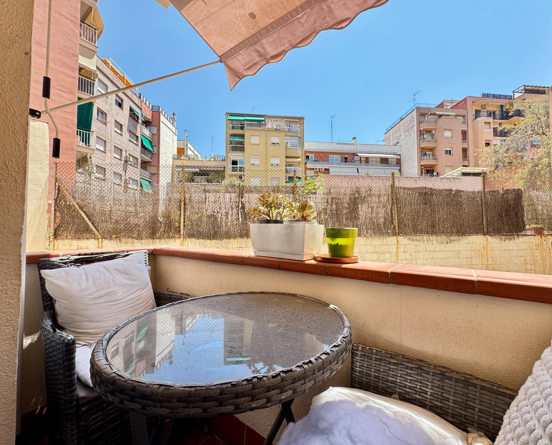 Luminoso piso de 4 habitaciones con balcón, cocina y baño reformados junto al metro Virrei Amat
