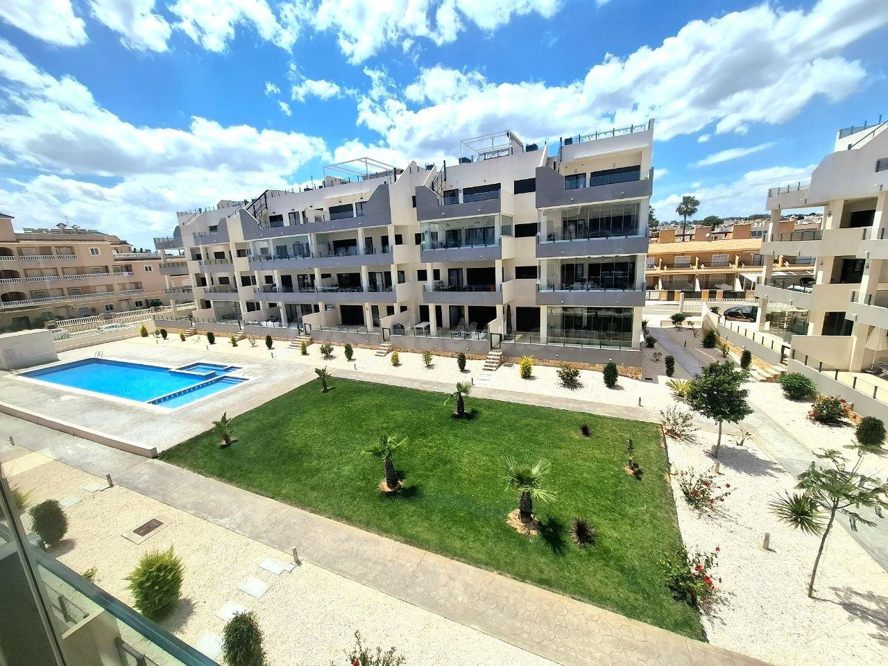Apartamento de Lujo Seminuevo en Exclusiva Urbanización de Villamartín