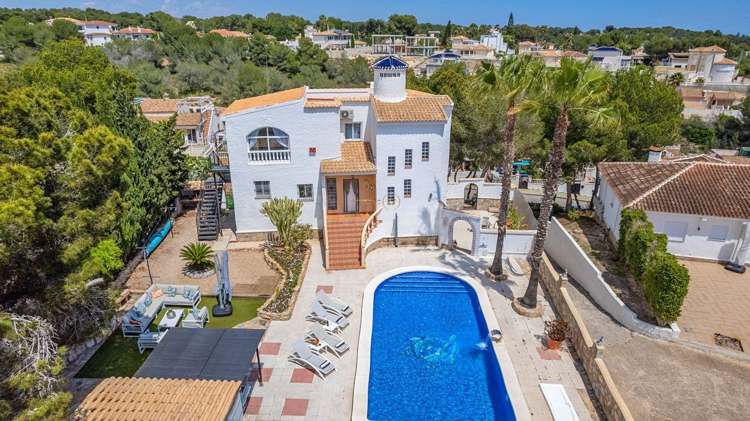 Villa independiente de lujo con gran piscina privada en parcela de 1.100 m2 en Pinar de Campoverde – Costa Blanca Sur