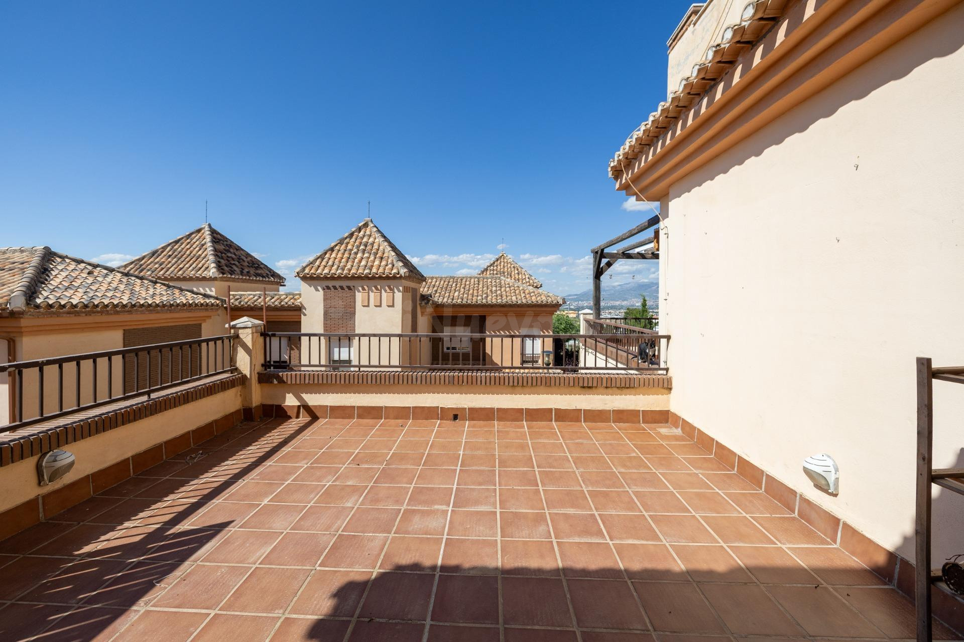 Ponemos a la venta esta preciosa casa en Urbanizacion cerrada, con zonas comunes y piscina comunitaria.