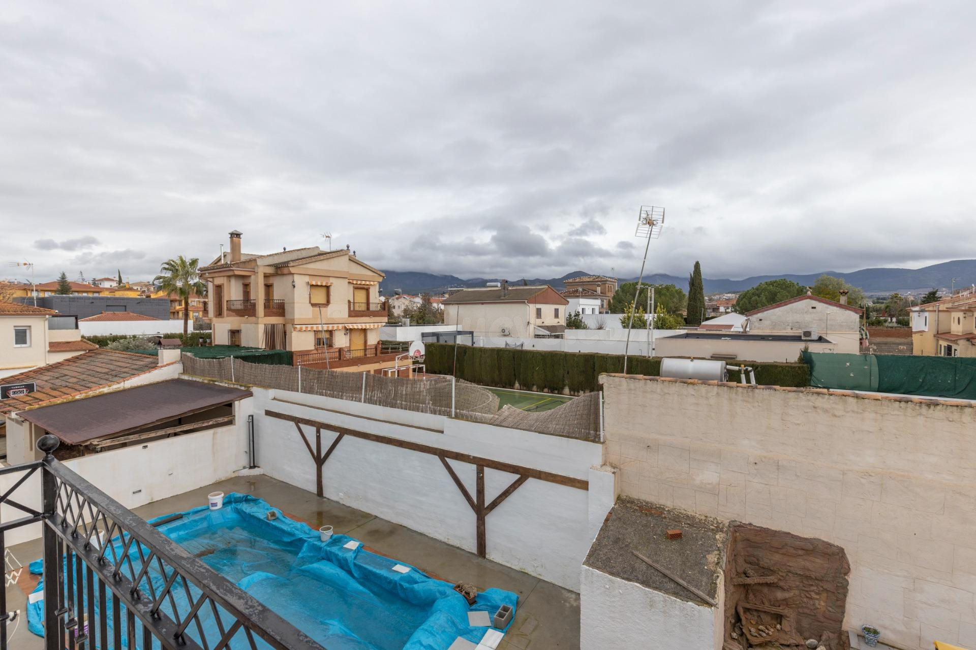 MAGNIFICA UNIFAMILIAR ADOSADA DE 4 PLANTAS EN LOMA LINDA CON PISCINA COMUNITARIA