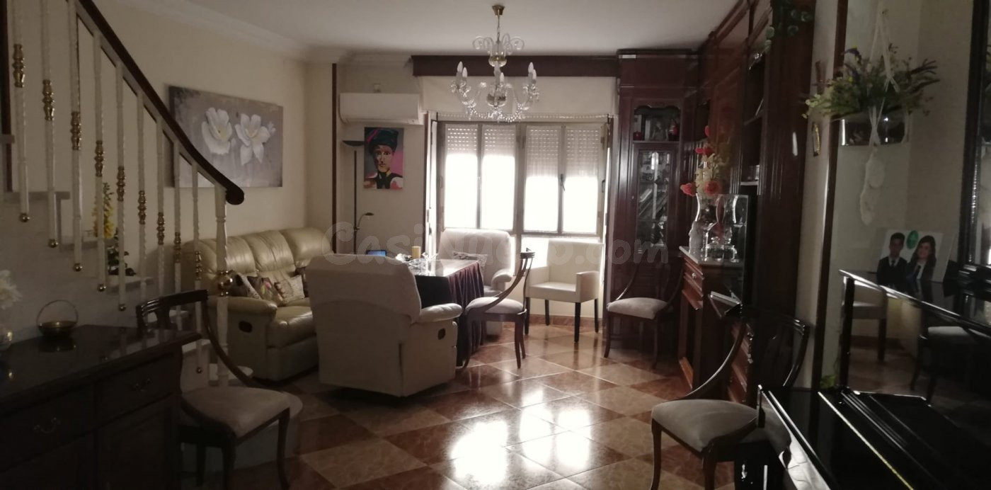 CASA CON COCHERA DOBLE