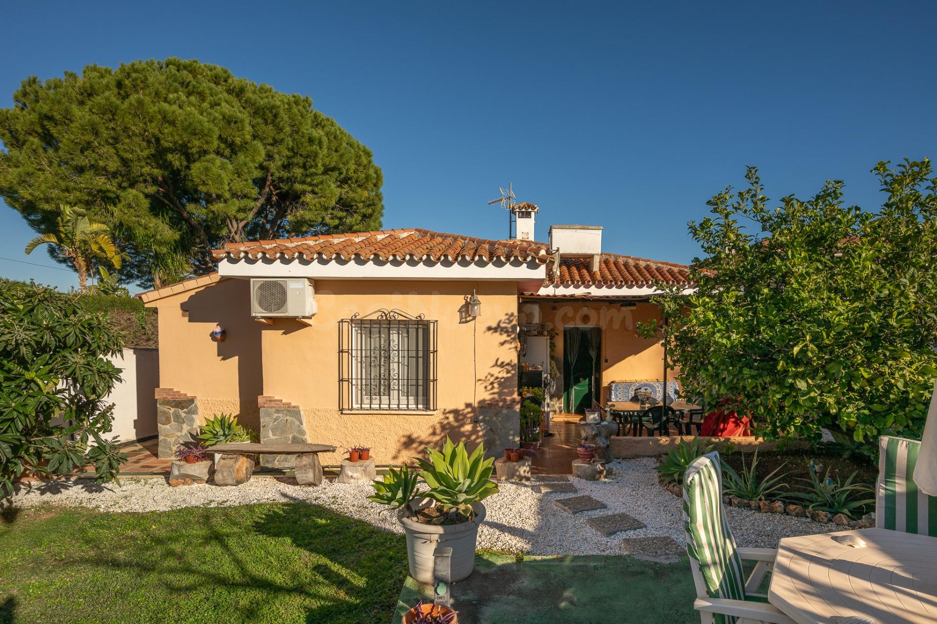 Acogedora villa ubicada en una popular urbanización de Alhaurin y a pocos minutos de Lauro Golf.