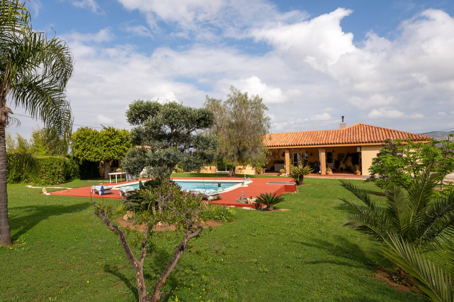 Finca de 11.000m2 de terreno a unos minutos de Lauro Golf con vivienda de una sola planta