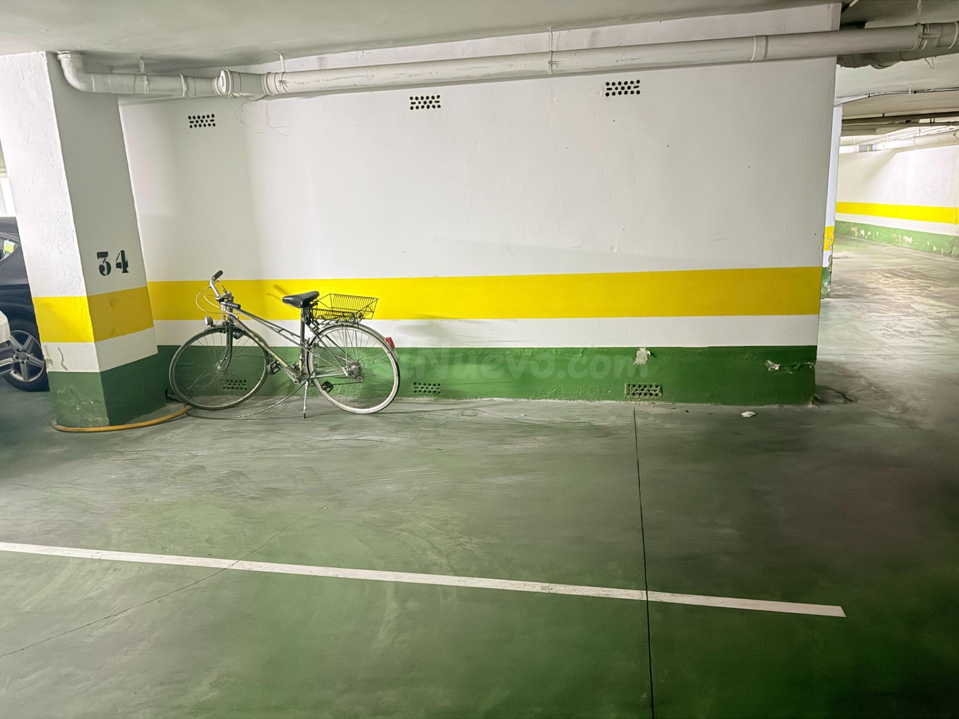 AMPLIA PLAZA DE GARAJE, CON BUENA DISPOSICION DE MANIOBRA Y ACESIBILIDAD.
