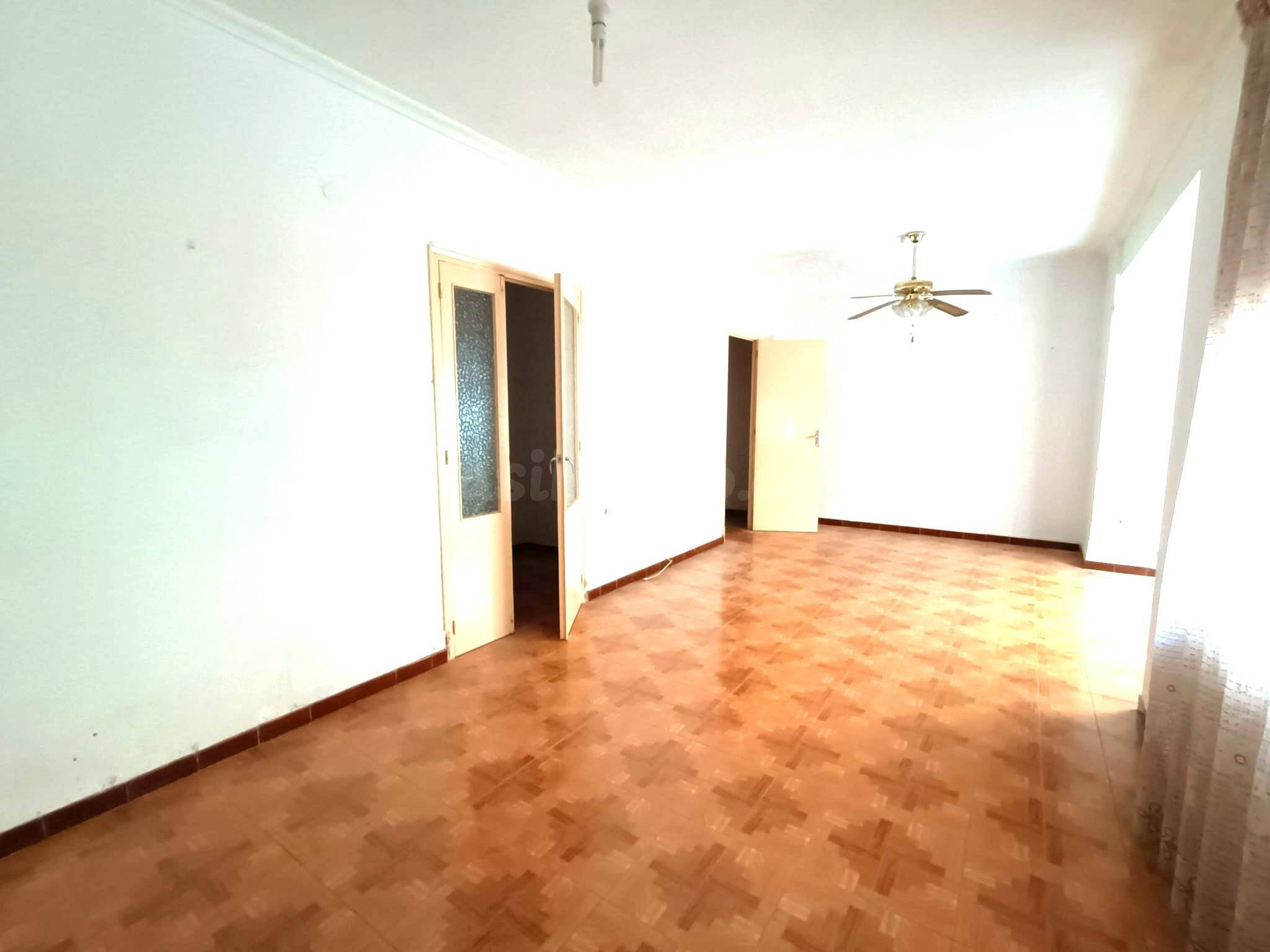 ¡Gran Oportunidad de Inversión o Reforma Cerca de la Av. de Orihuela! 130m2. Precio: 190.000€