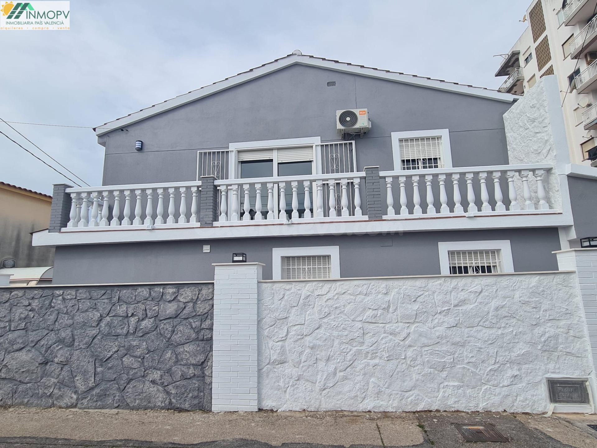 CHALET INDEPENDIENTE DE 202 M2 CON 4 habitaciones, 2 BAÑOS, GARAJE,TRASTERO, ZONA EXTERIOR CON JARDIN Y BARBACOA! CERCA DE LA PLAYA, ZONA SALINES!