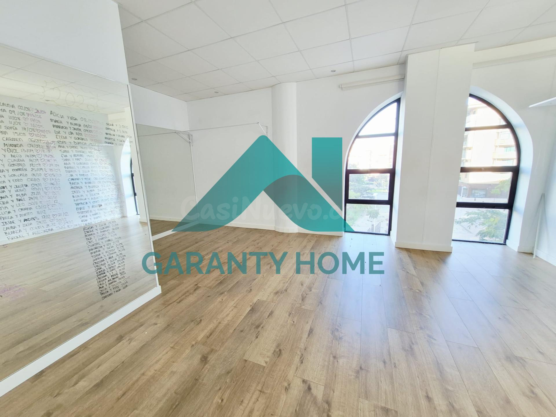 ¡LOCAL COMERCIAL EN MUY BUEN ESTADO, LUMINOSO Y CON EXCELENTES VISTAS! ✨