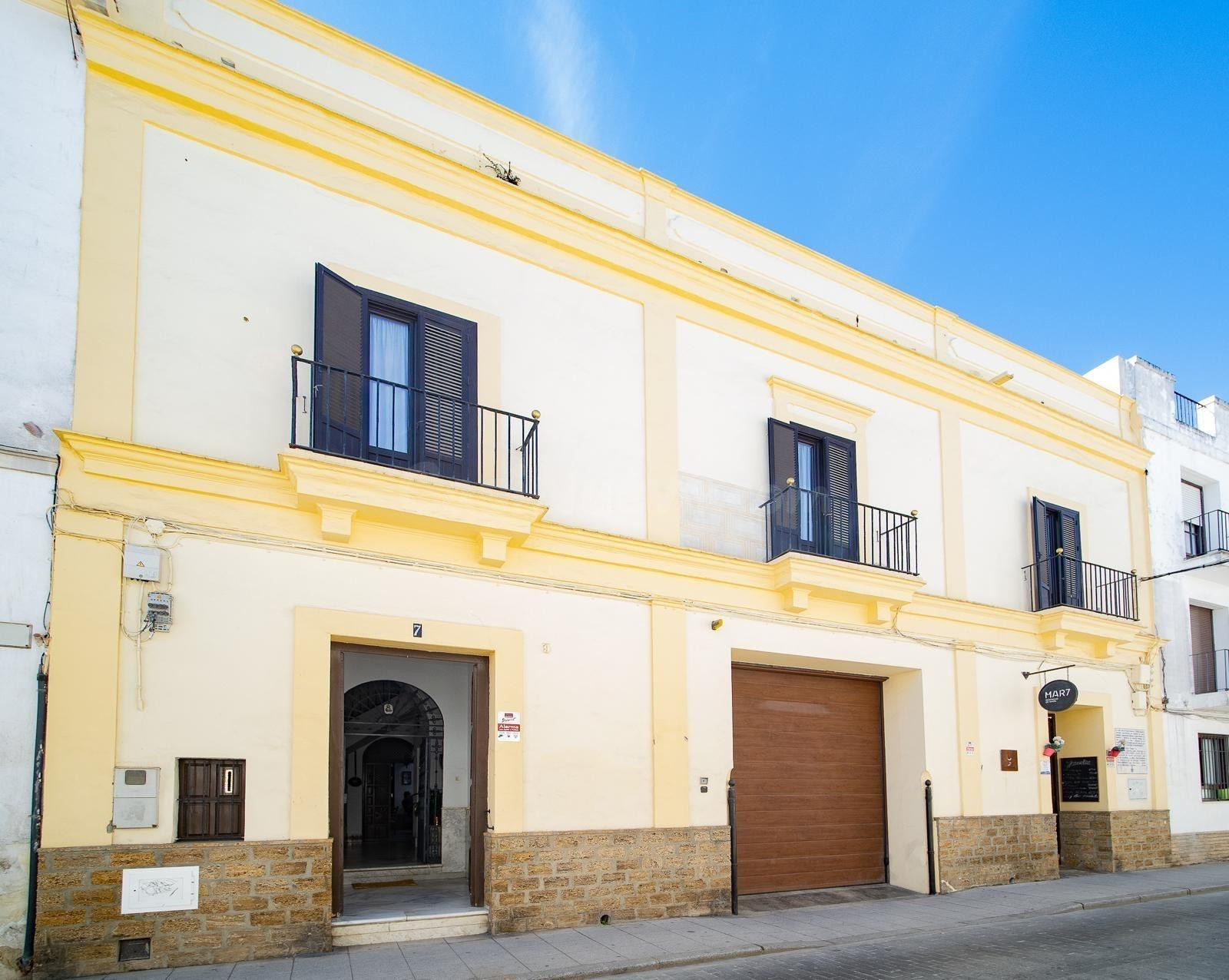 MARAVILLOSA CASA SEÑORIAL CON SOLERA EN EL CENTRO DE SANLUCAR