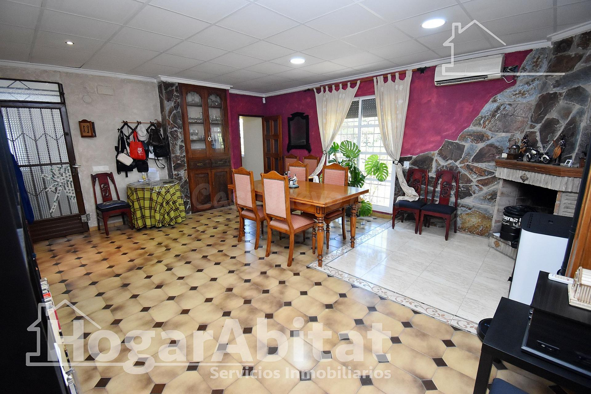 ¡CHALET CON PISCINA, ZONA DE APARCAMIENTO, PLACAS SOLARES Y GRAN PARCELA!