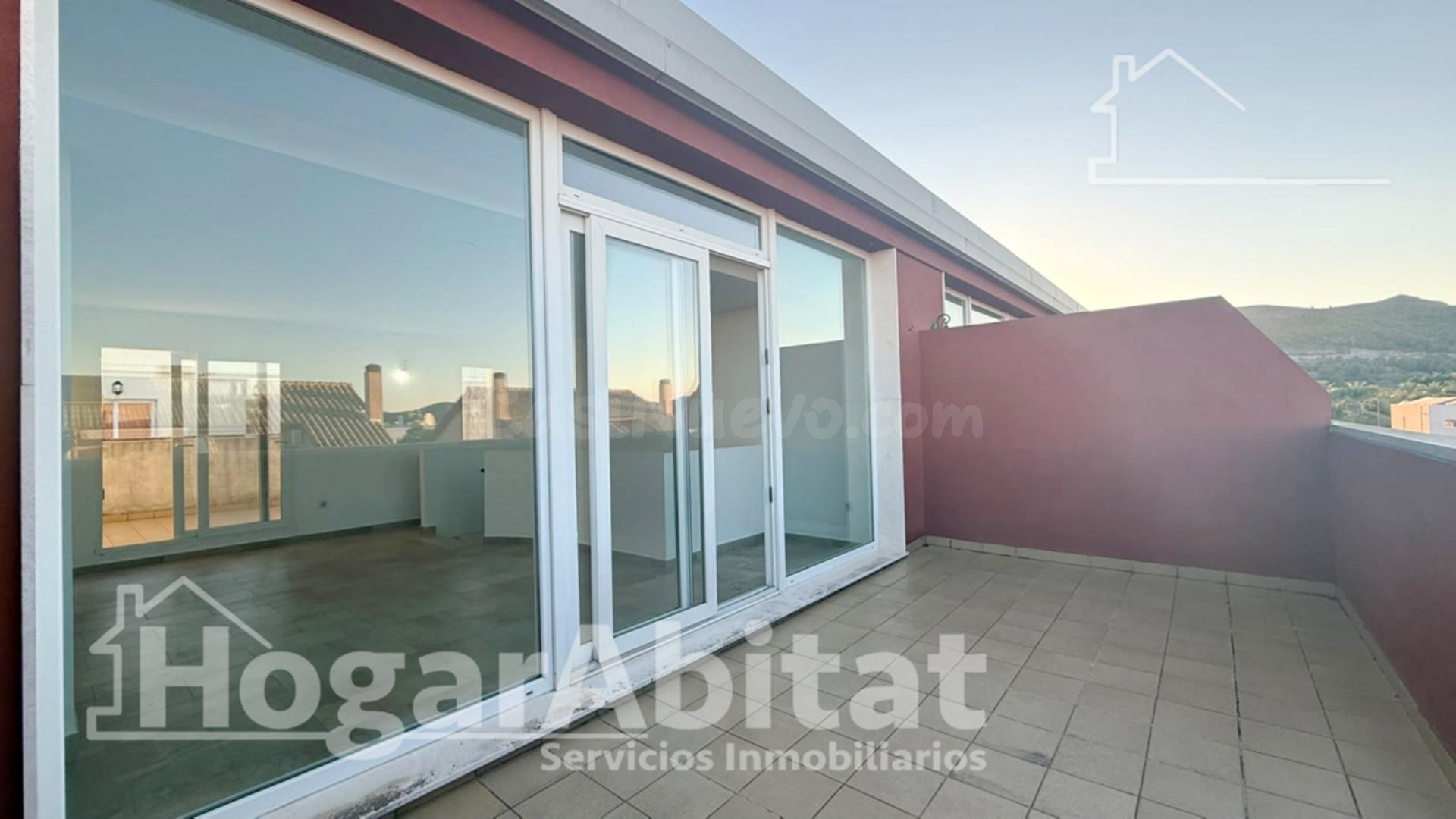 AMPLIO ADOSADO CON DOS TERRAZAS EN ZONA DEMANDADA