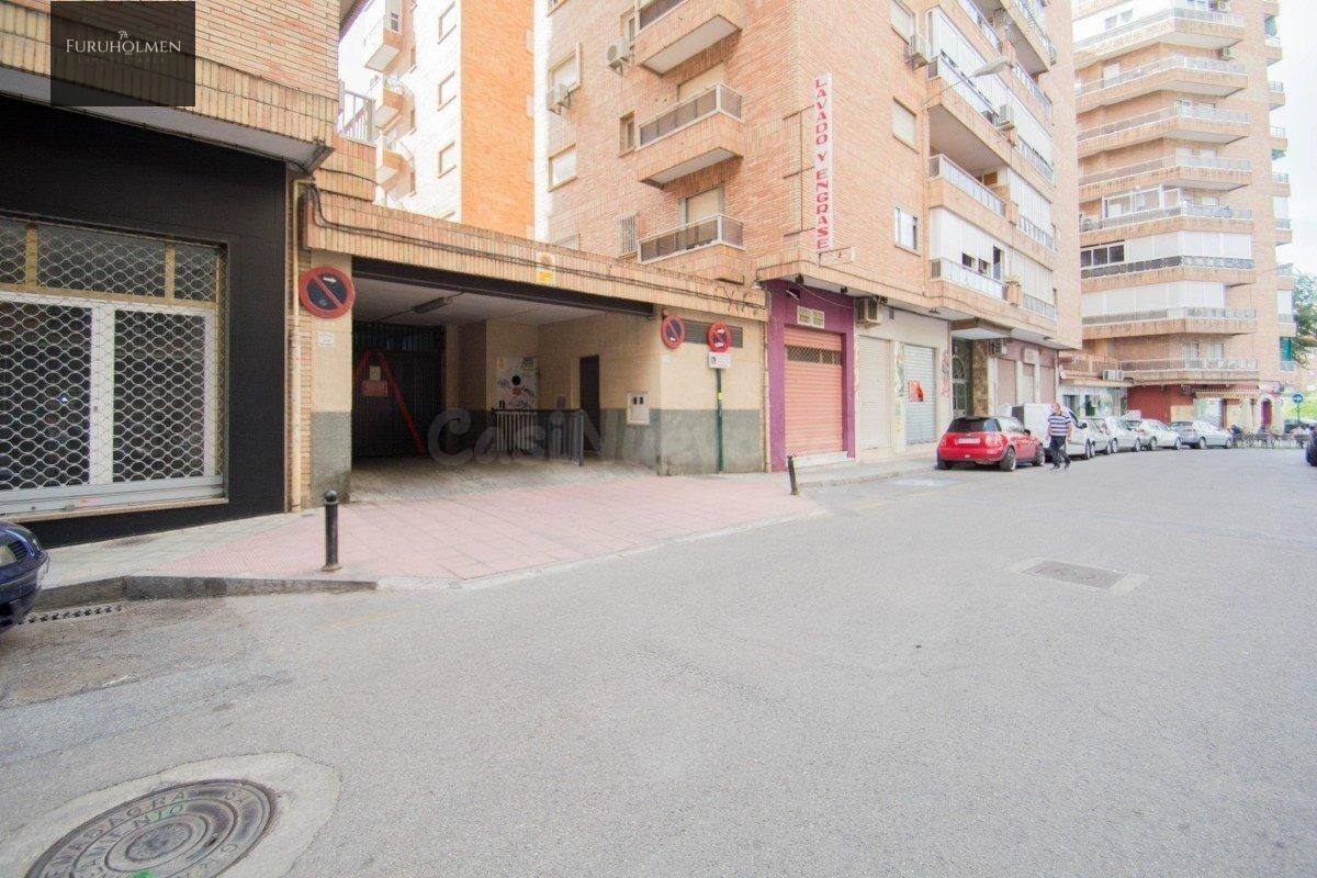 Se vende plaza de aparcamiento cerrada junto Alhamar