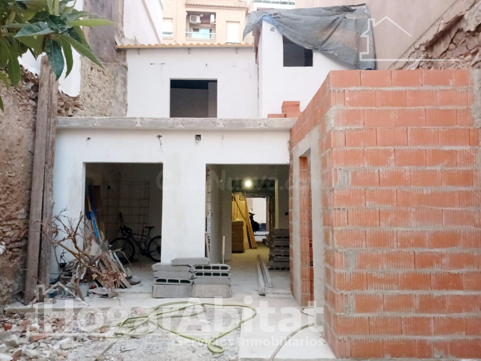 CASA SEMIREFORMADA CON TERRAZA Y GARAJE - foto 3