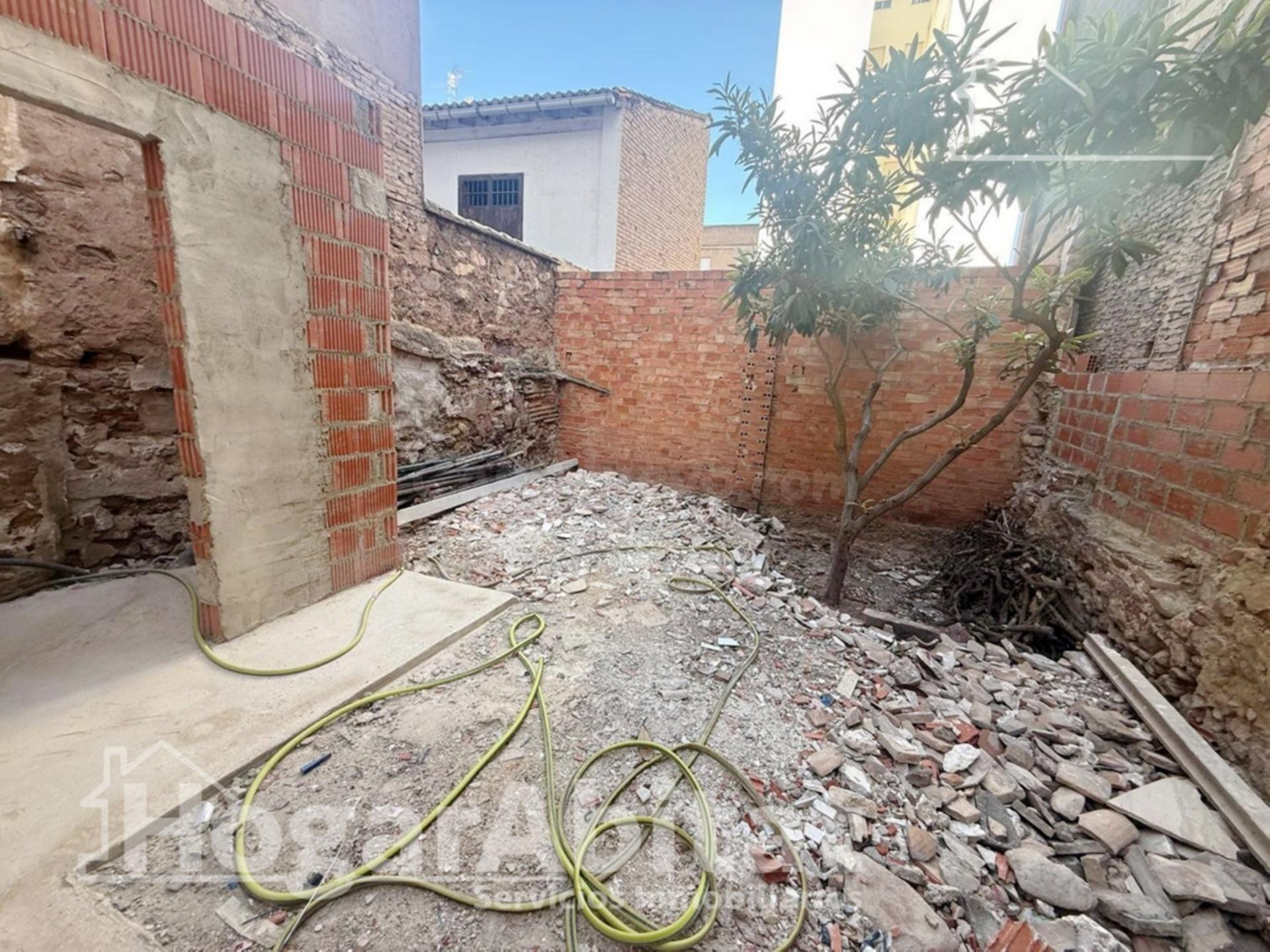 CASA SEMIREFORMADA CON TERRAZA Y GARAJE - foto 4