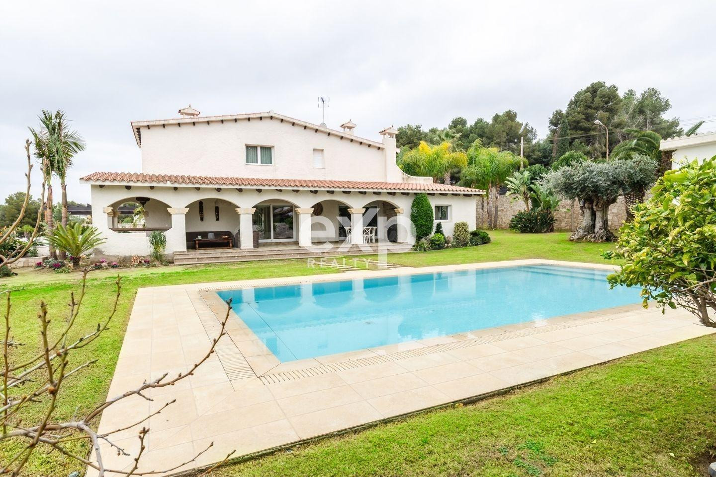 Villa de lujo con vistas al mar y privacidad en la Costa Dorada