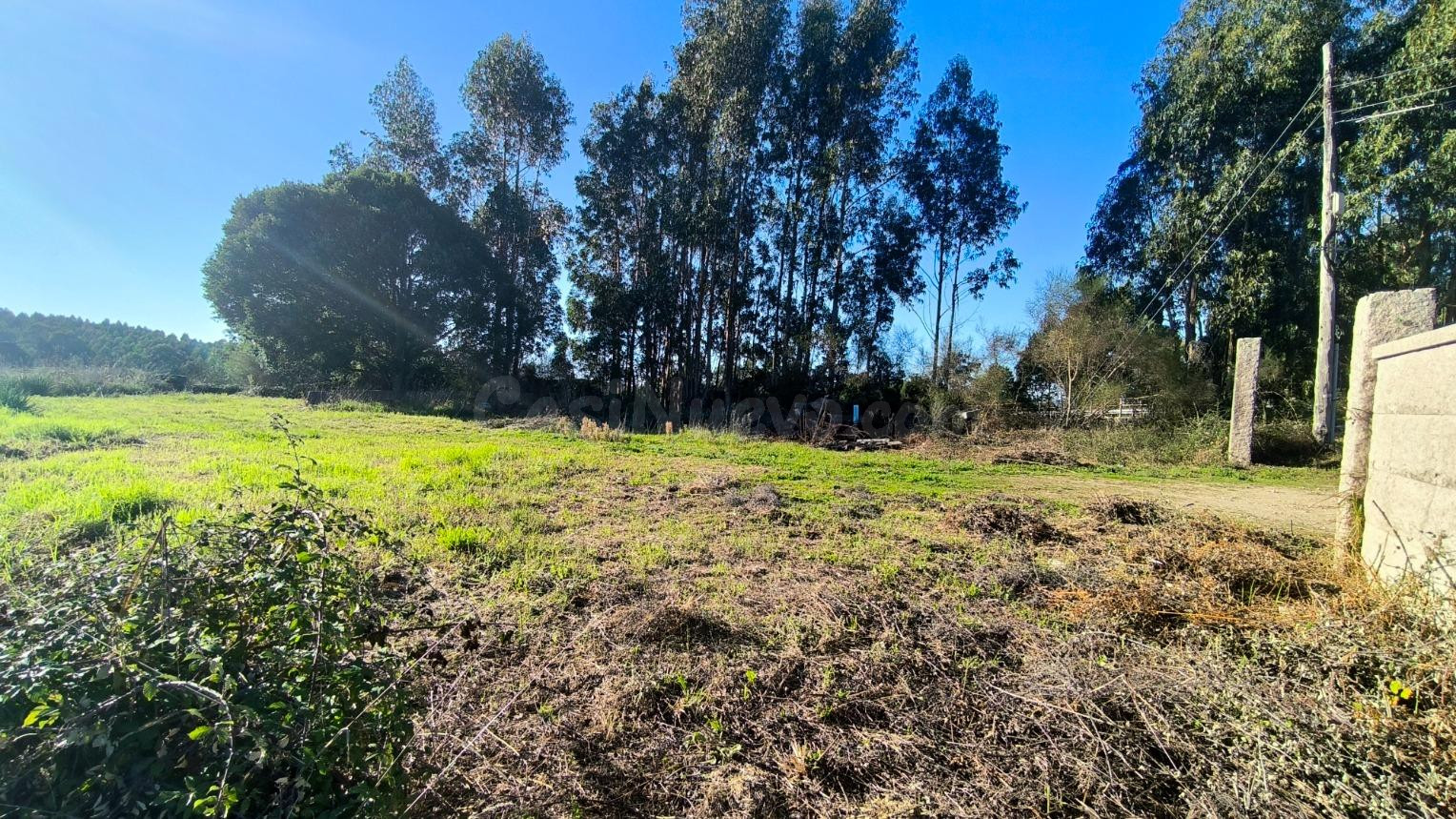 Parcela edificable con cierre de piedra y todos los servicios, a 10 min de Pontevedra y playas
