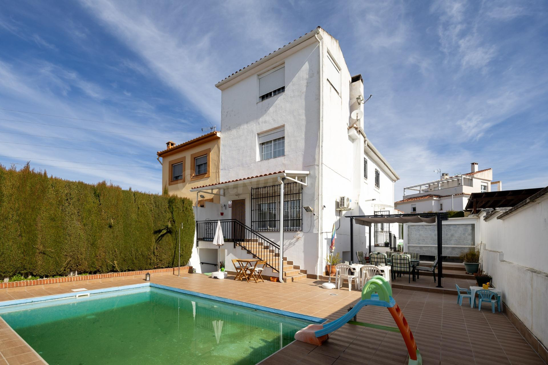 ✨ ¡Tu nuevo hogar con piscina a solo 15 minutos de Granada!