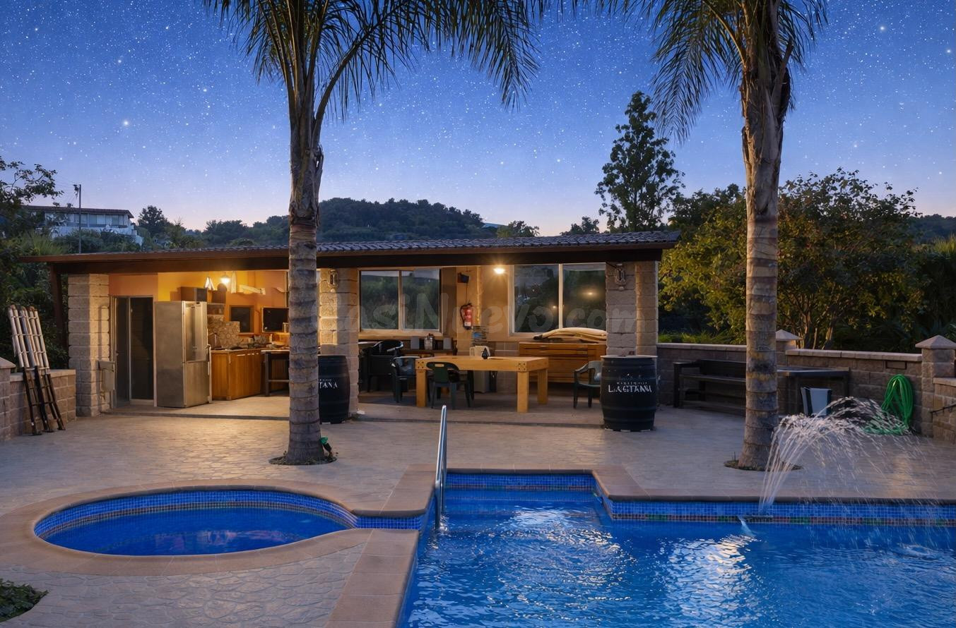 Finca con vivienda y piscina en Coín Finca situada en un entorno natural y tranquilo, muy próxima al casco urbano de Coín, con acceso asfaltado y buena conexión con servicios y principales vías d