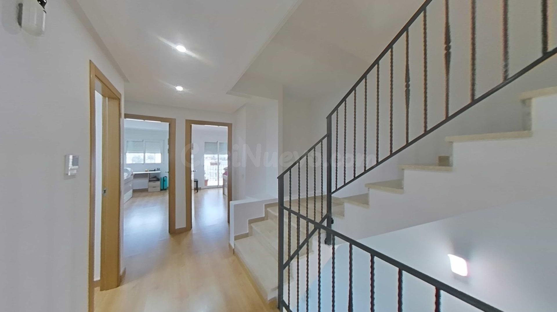 Bungalow con encanto y diseño moderno en Monforte del Cid: Amplio, con gran garaje y listo para entrar.